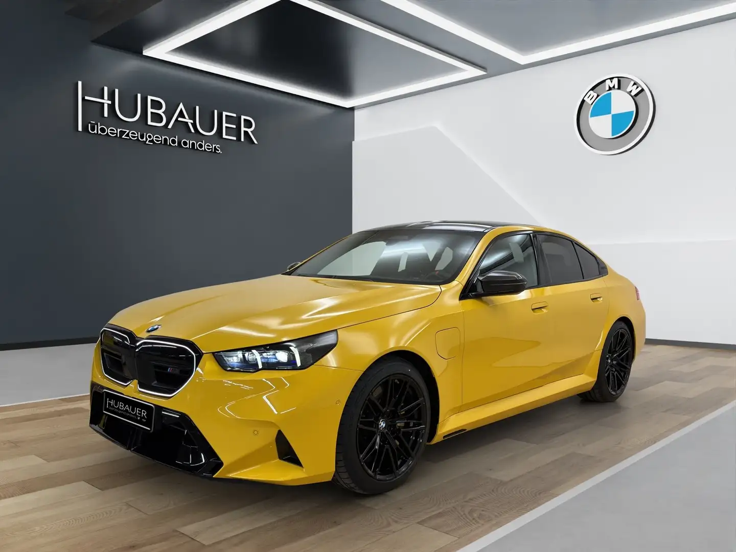 BMW M5 Limousine [Individual, Ultimate Package, AHK] Sárga - 1