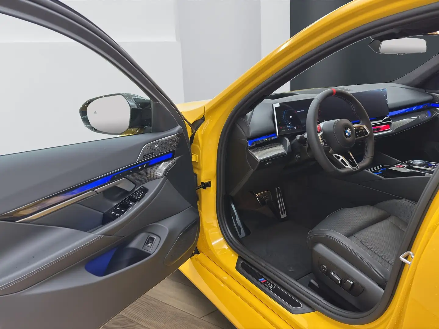 BMW M5 Limousine [Individual, Ultimate Package, AHK] Jaune - 2