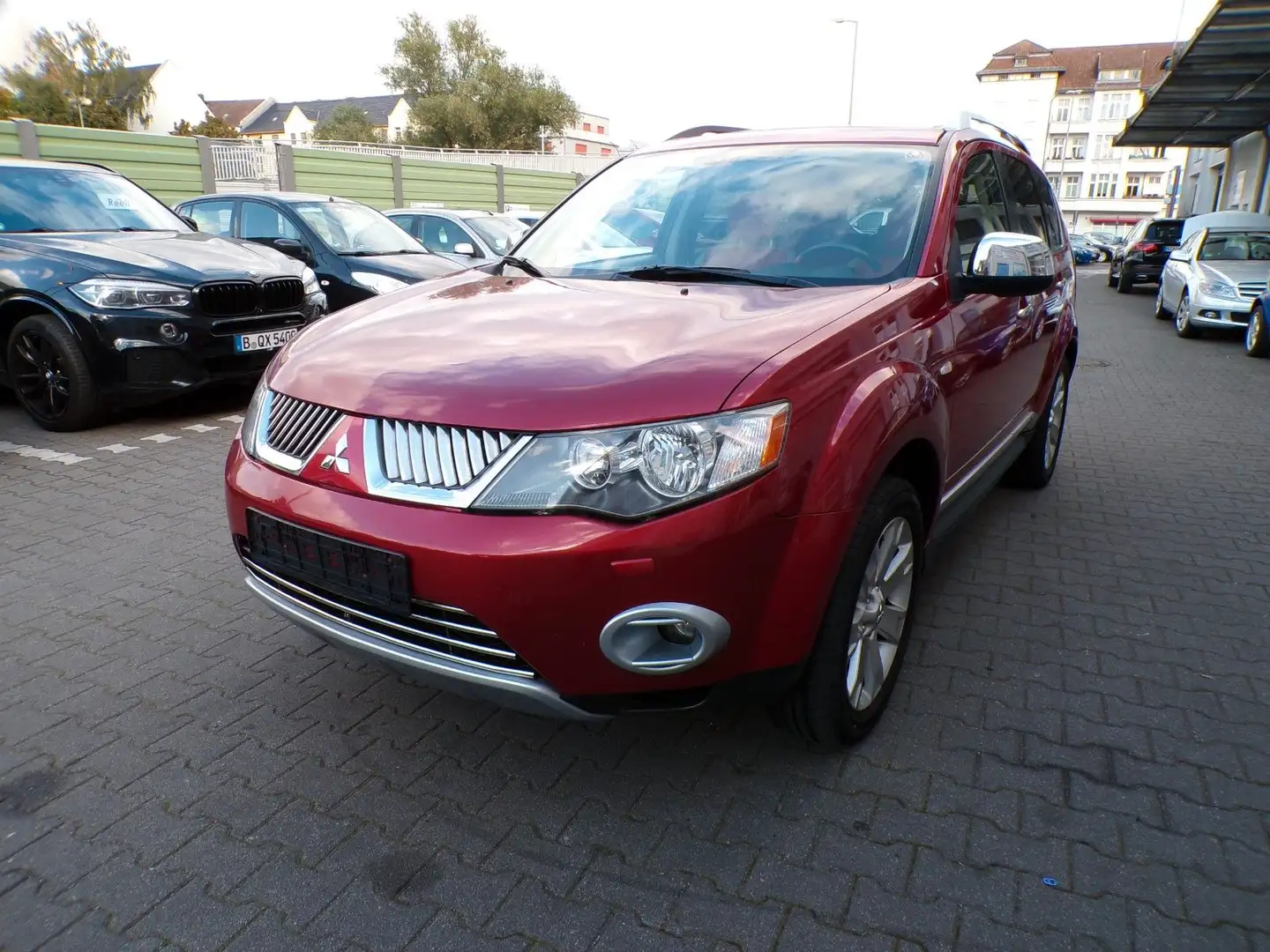 Mitsubishi Outlander 2.4 AUTOMATIK, 7-Sitzer Rot - 1