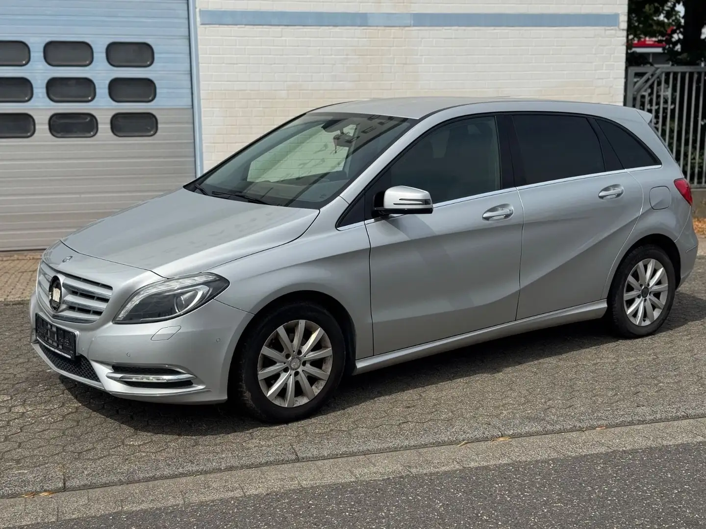 Mercedes-Benz B 180 d/Navi/Leder/Klimaau/SHZ/Led/PDC/ Argintiu - 1