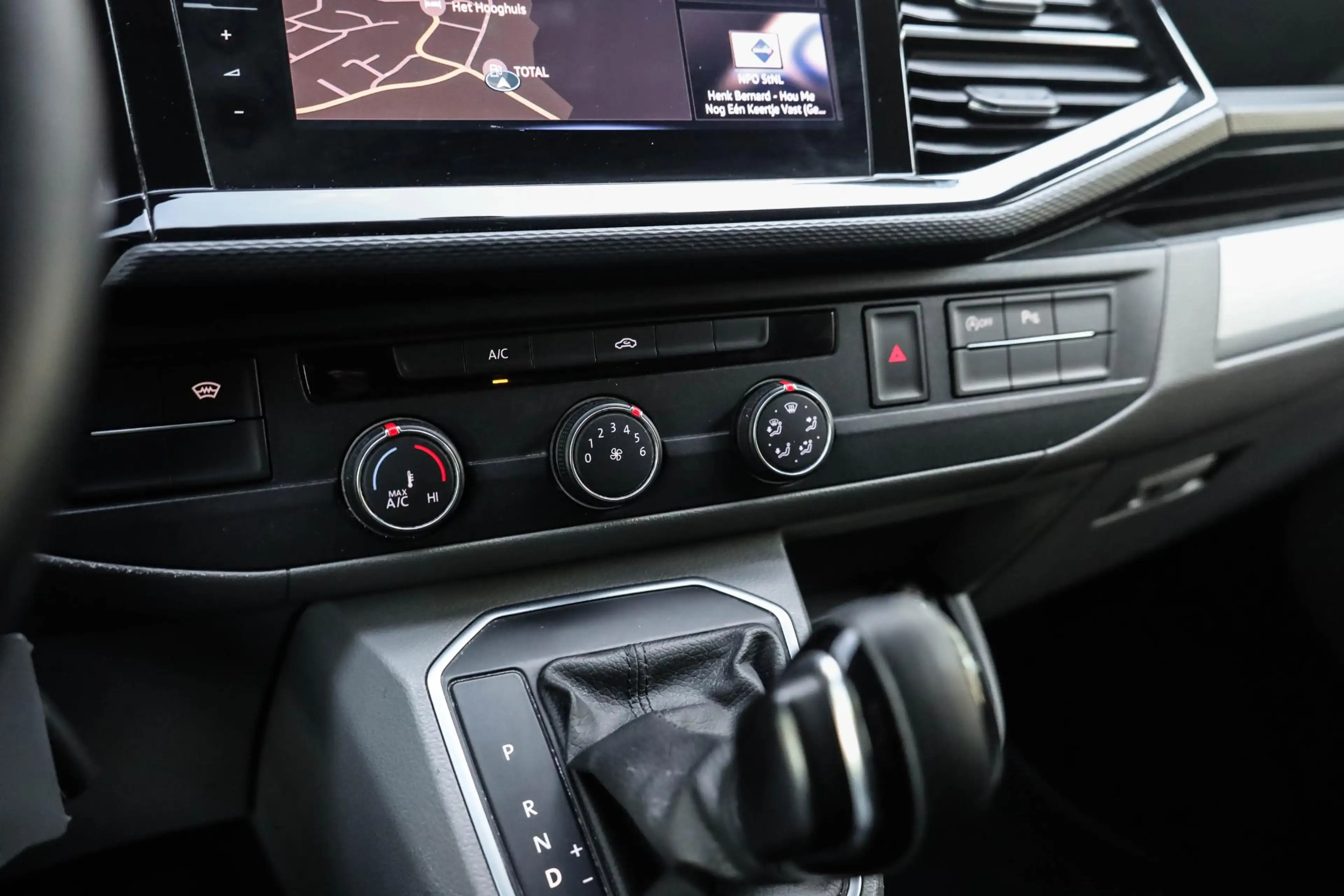 Volkswagen T6.1 Transporter 2.0 TDI L2H1 28 Bulli Automaat Camera Led Apple Ca — photo 27