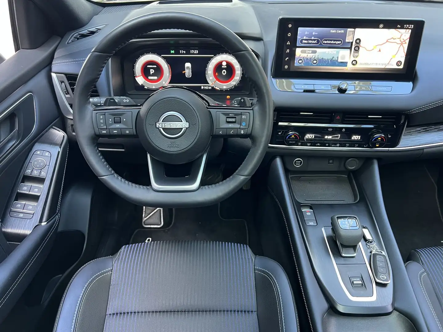 Nissan Qashqai Tekna Design 360Kamera NAVI CarPlay Pano Grau - 2