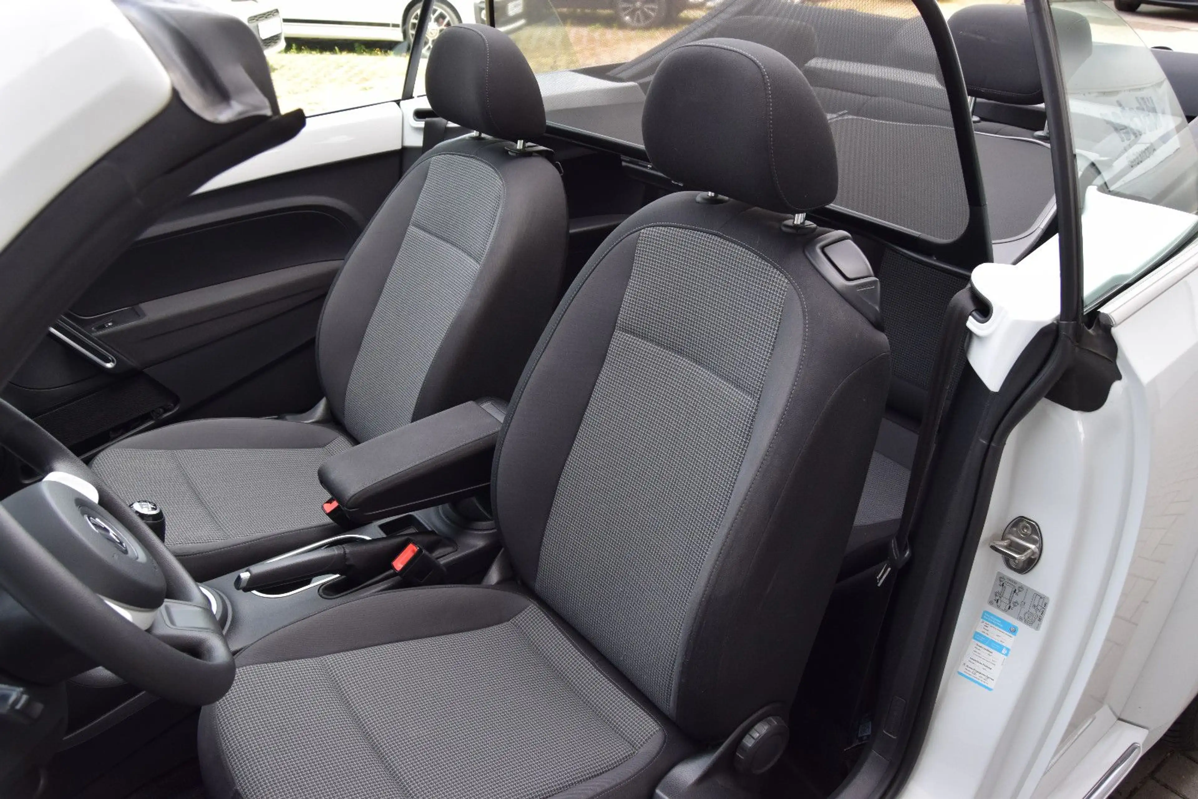 Volkswagen Beetle Design Cabriolet — photo 12