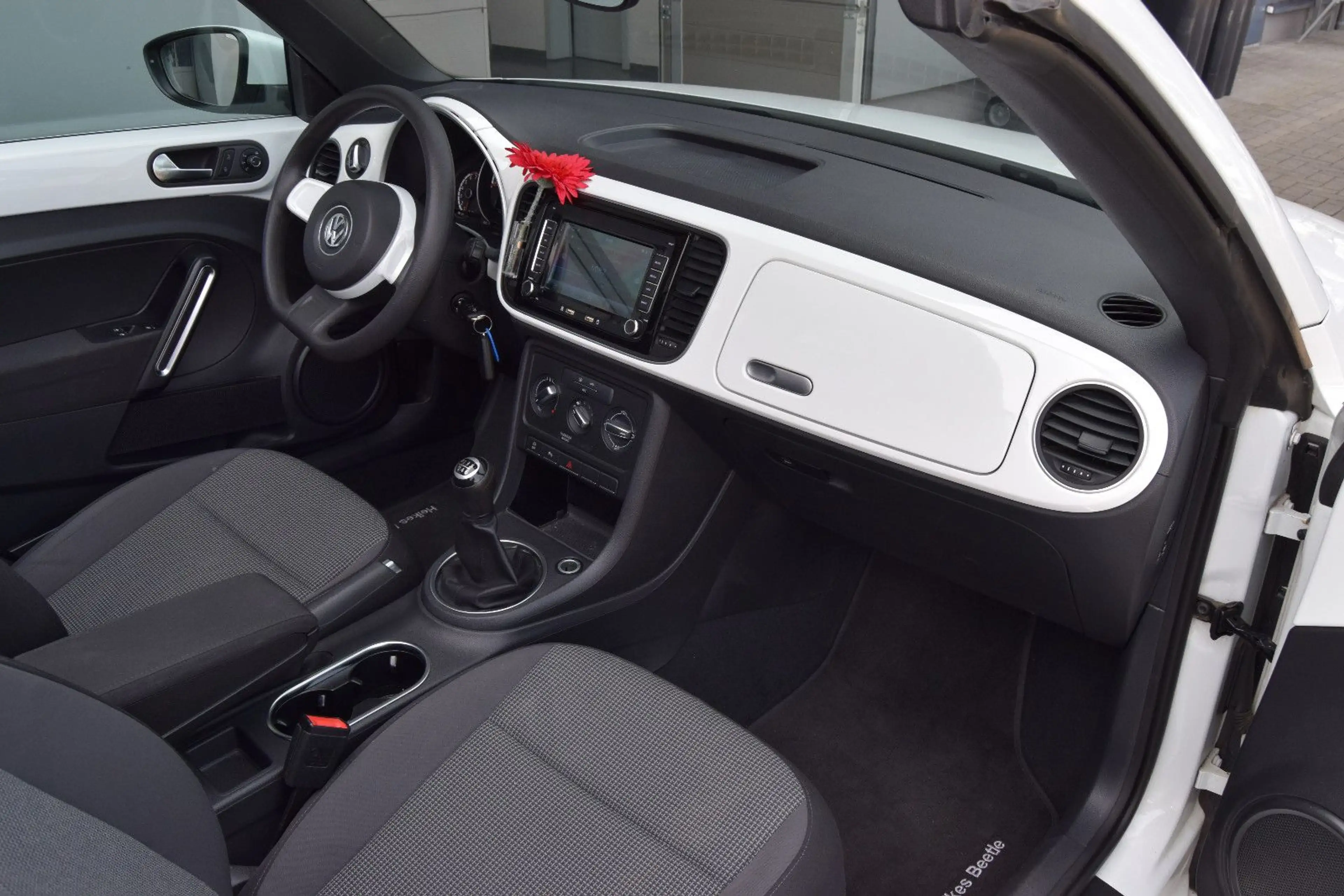 Volkswagen Beetle Design Cabriolet — photo 14