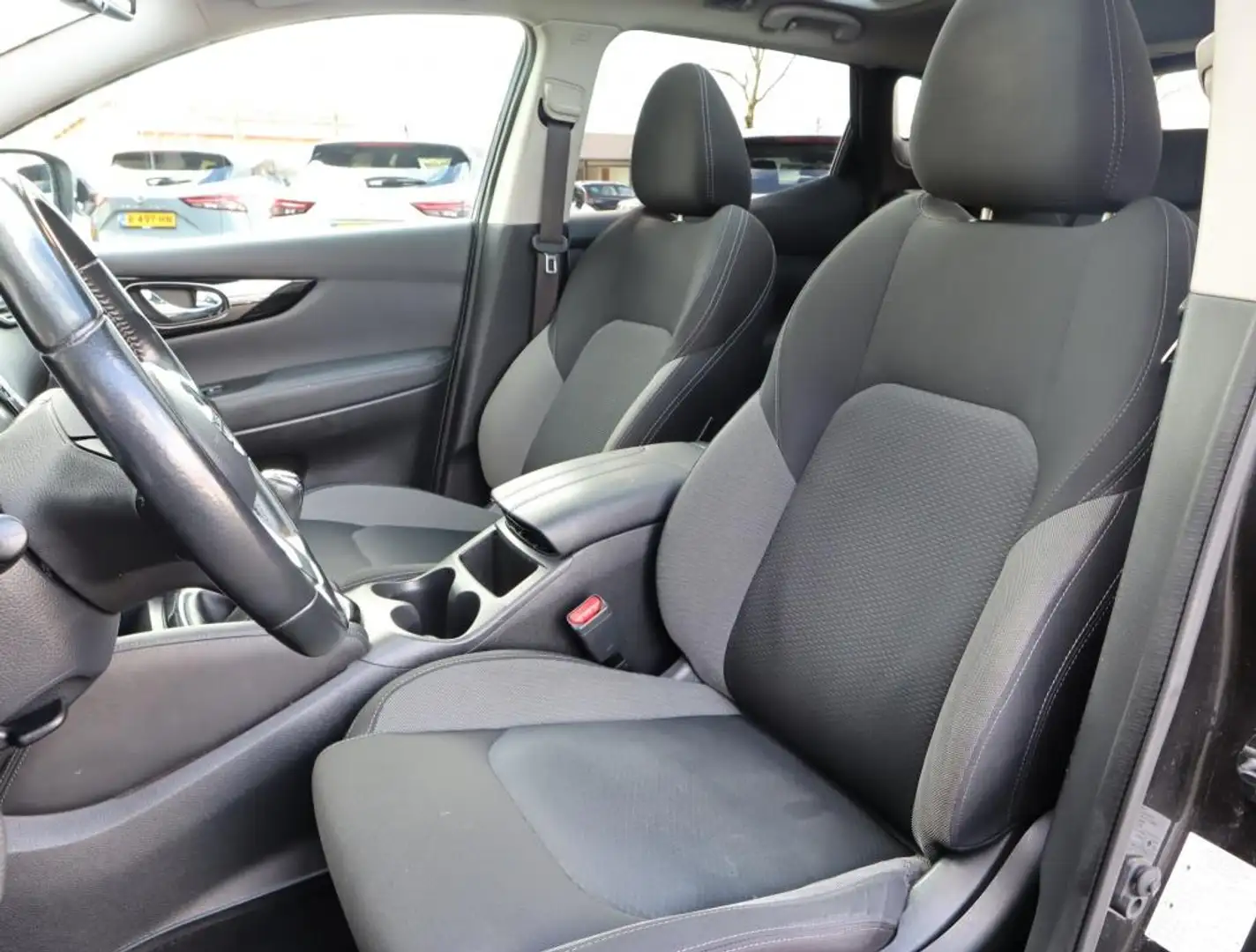 Nissan Qashqai 1.3 DIG-T N-Connecta / 360 Camera / Apple Carplay Zwart - 2