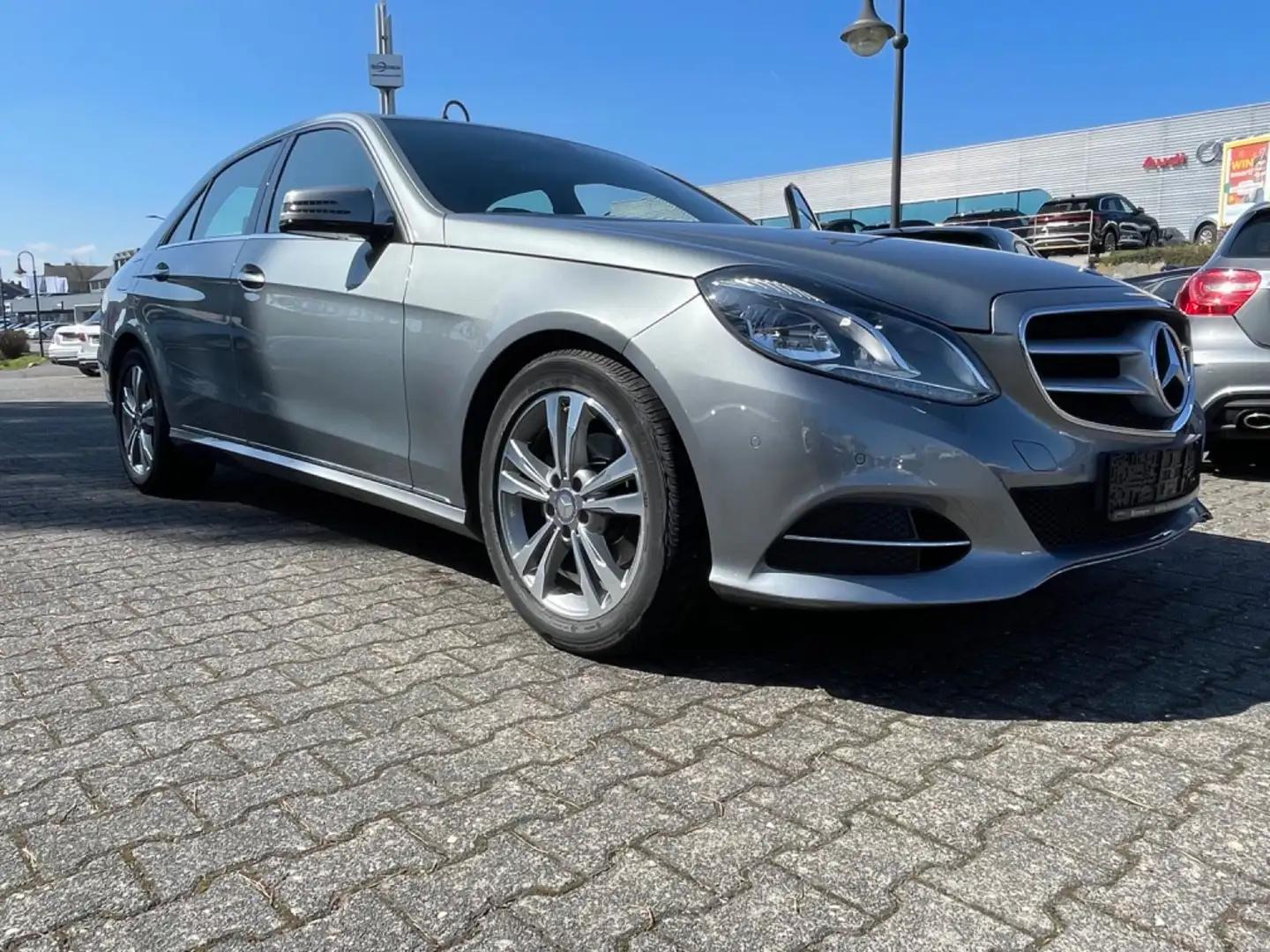 Mercedes-Benz E 200 CGI BlueEfficiency Avantgarde Silber - 1