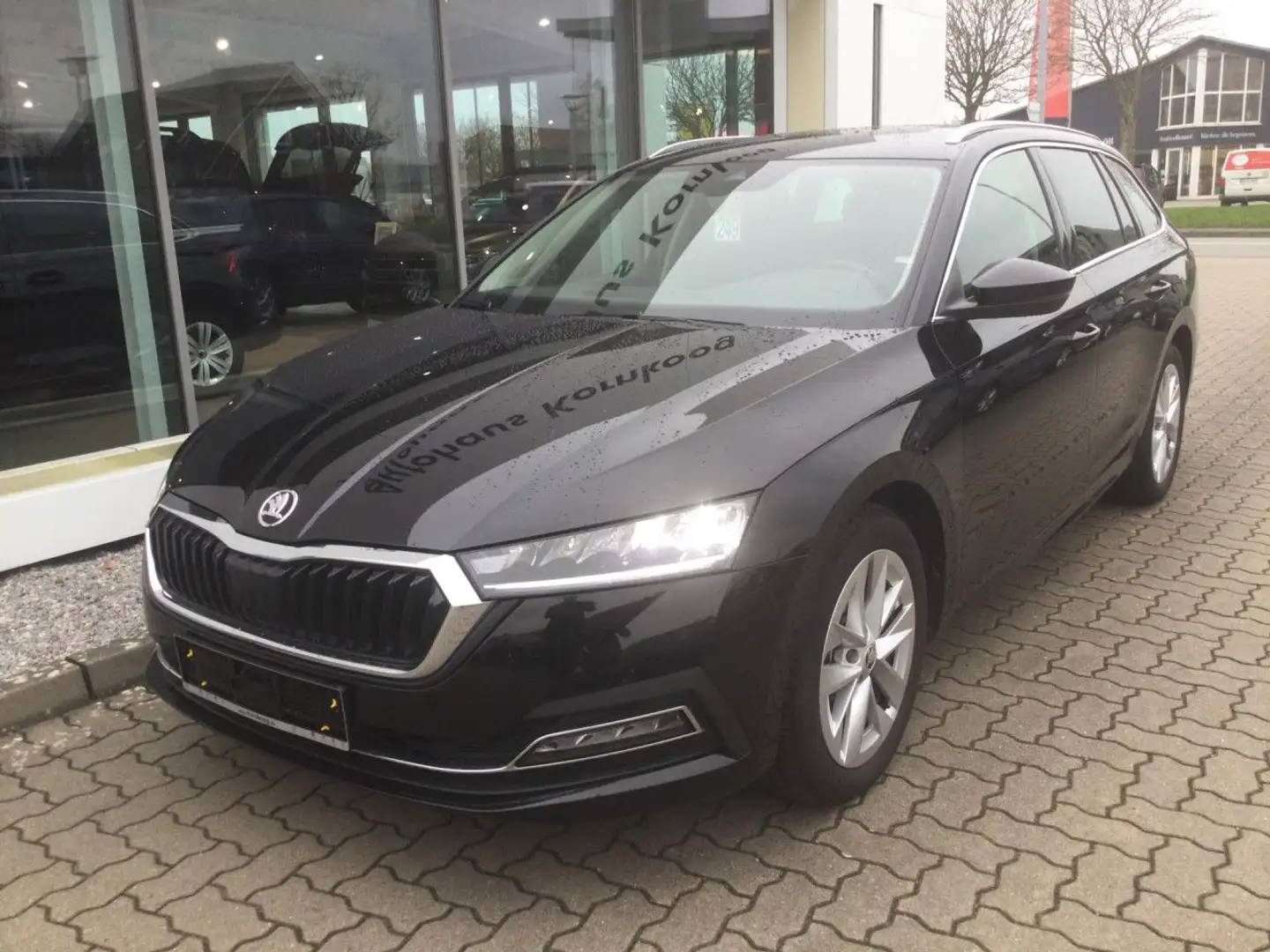 Skoda Octavia 1.5 eTSI Style DSG KAM AHK Bluetooth Navi Schwarz - 1