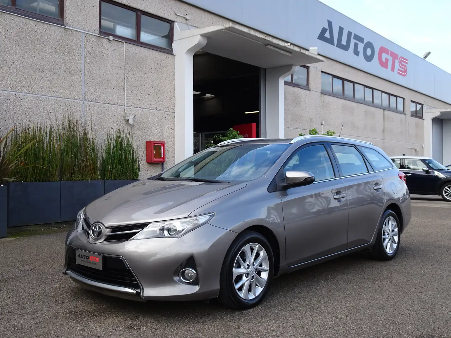 Toyota Auris Auris Touring Sport Touring Sport 1.4 d-4d Active Grau - 1