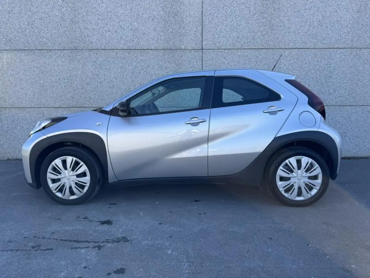 Toyota Aygo X 1.0L CVT X play 2575 km ! Zilver - 2