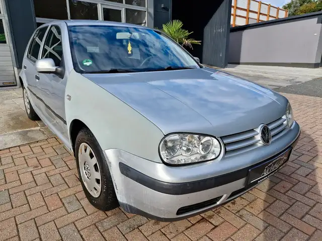 Volkswagen Golf view 3