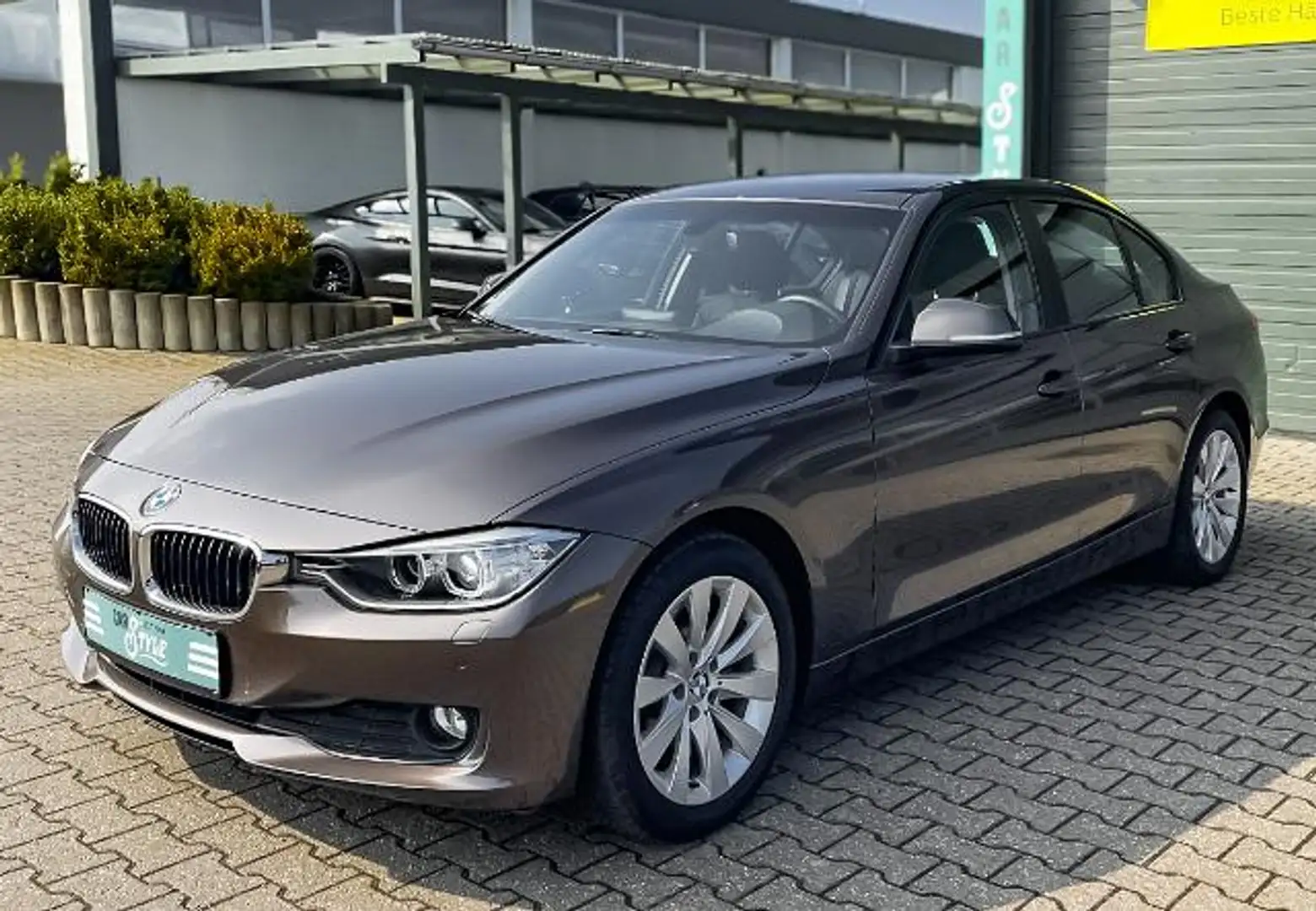 BMW 320 d Limo NAVI SHZ PDC AHK Braun - 1