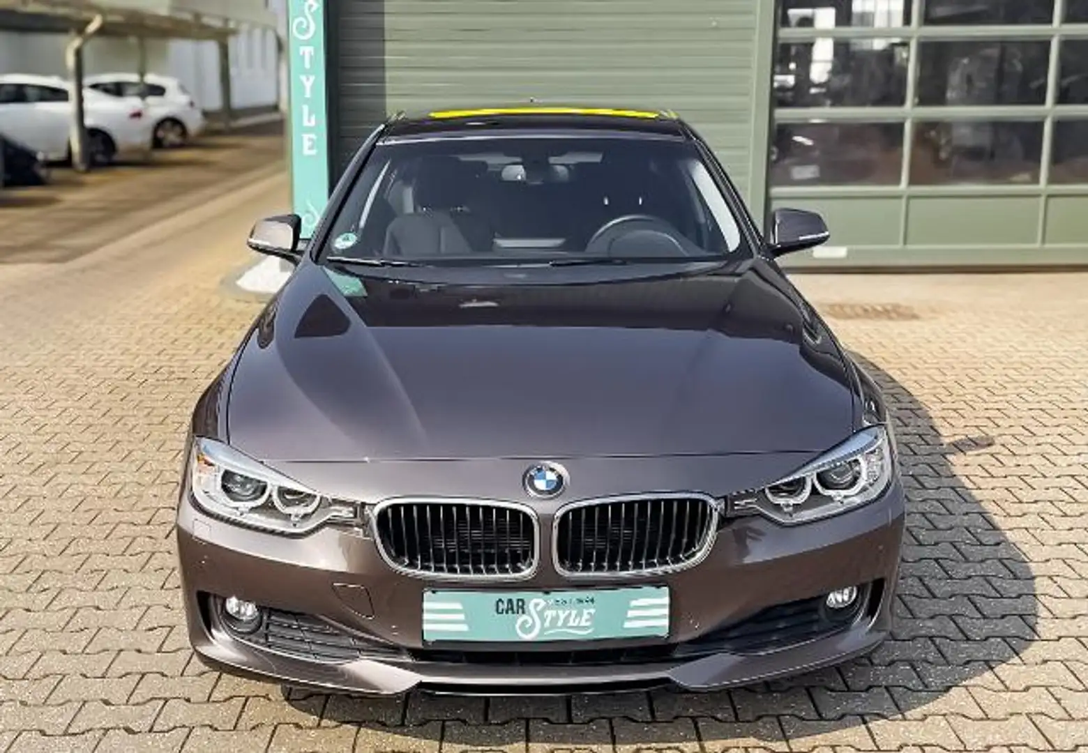 BMW 320 d Limo NAVI SHZ PDC AHK Braun - 2