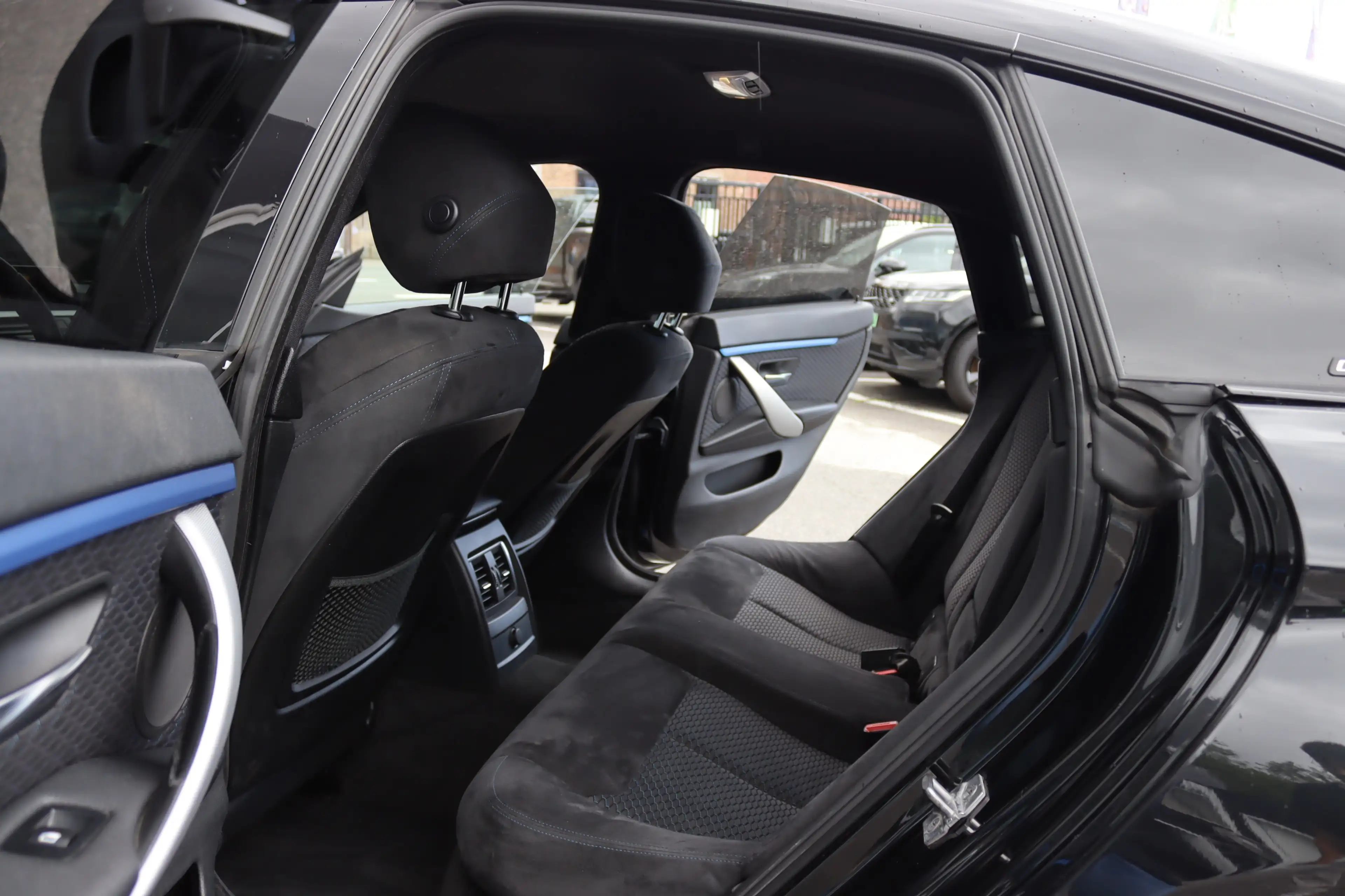BMW 418 dAS GRAN COUPE BOITE AUTO PACK M SHADOWLINE GPS — photo 8
