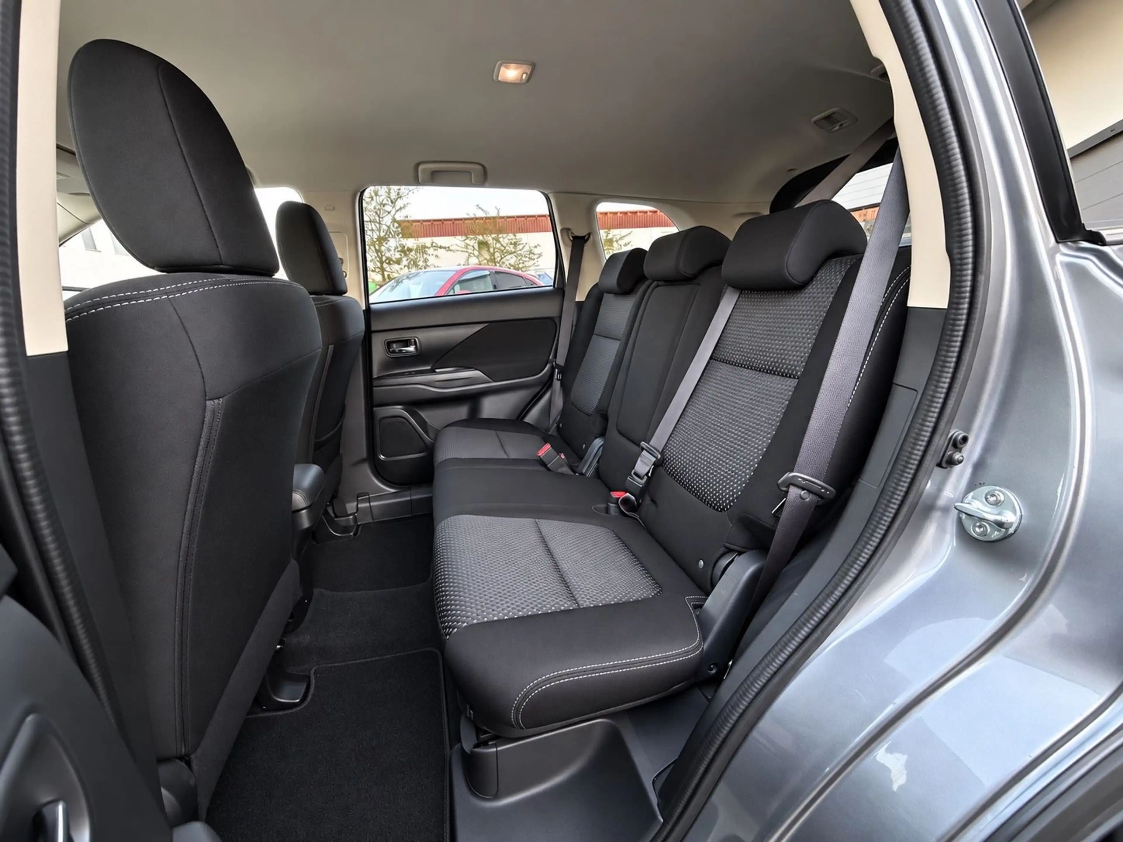 Mitsubishi Outlander Diamant Edition Navi 19 Zoll Klima — photo 13