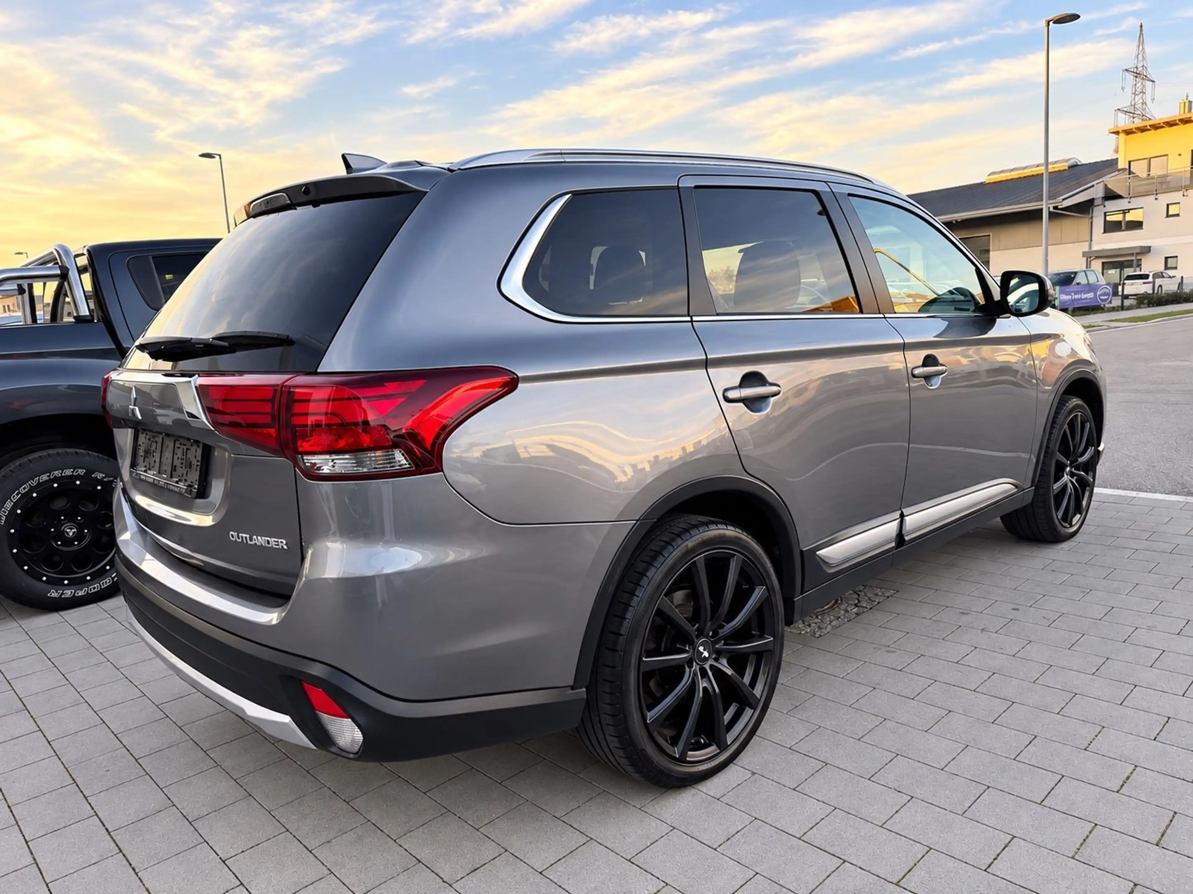 Mitsubishi Outlander Diamant Edition Navi 19 Zoll Klima — photo 3