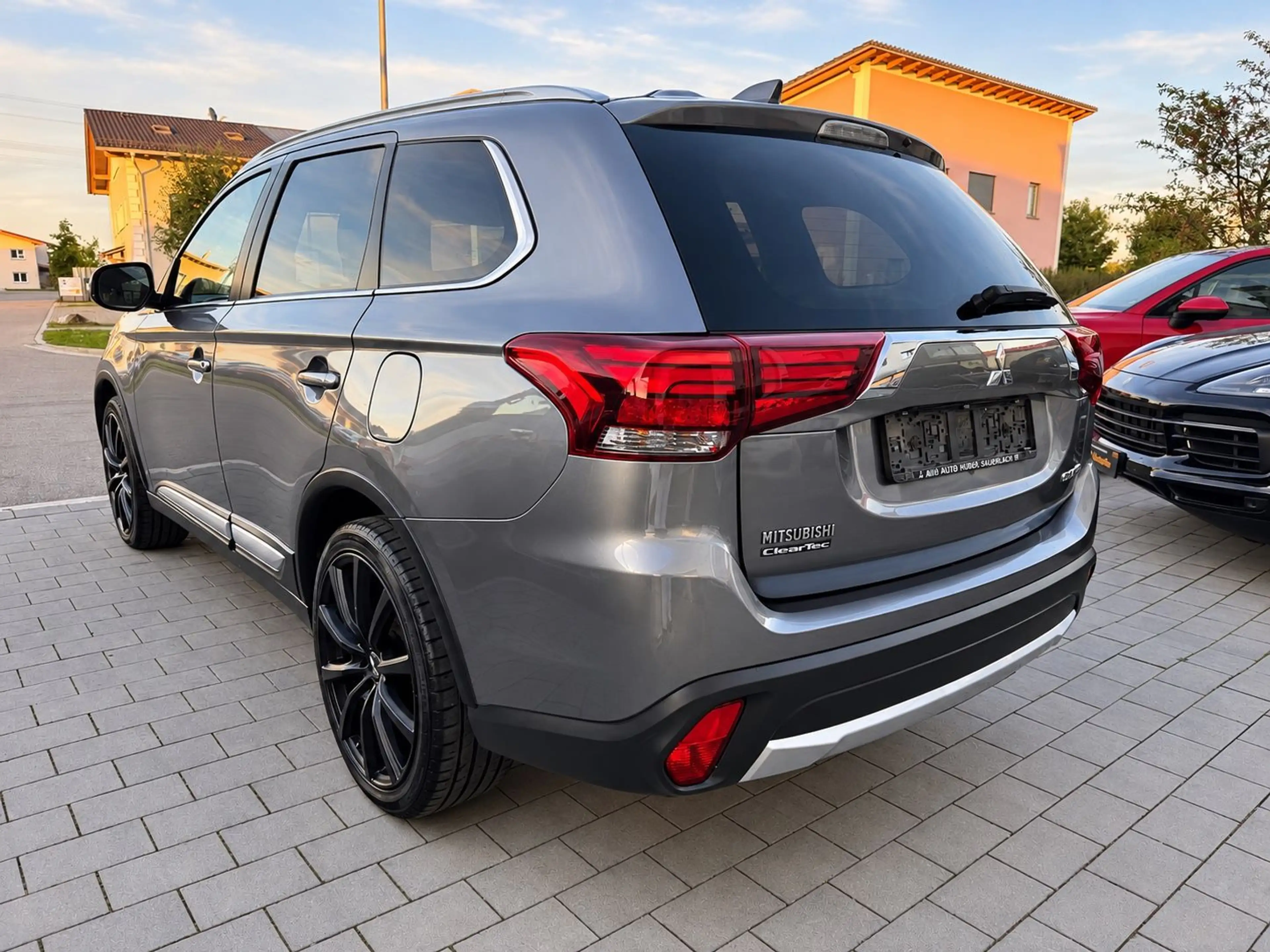 Mitsubishi Outlander Diamant Edition Navi 19 Zoll Klima — photo 2