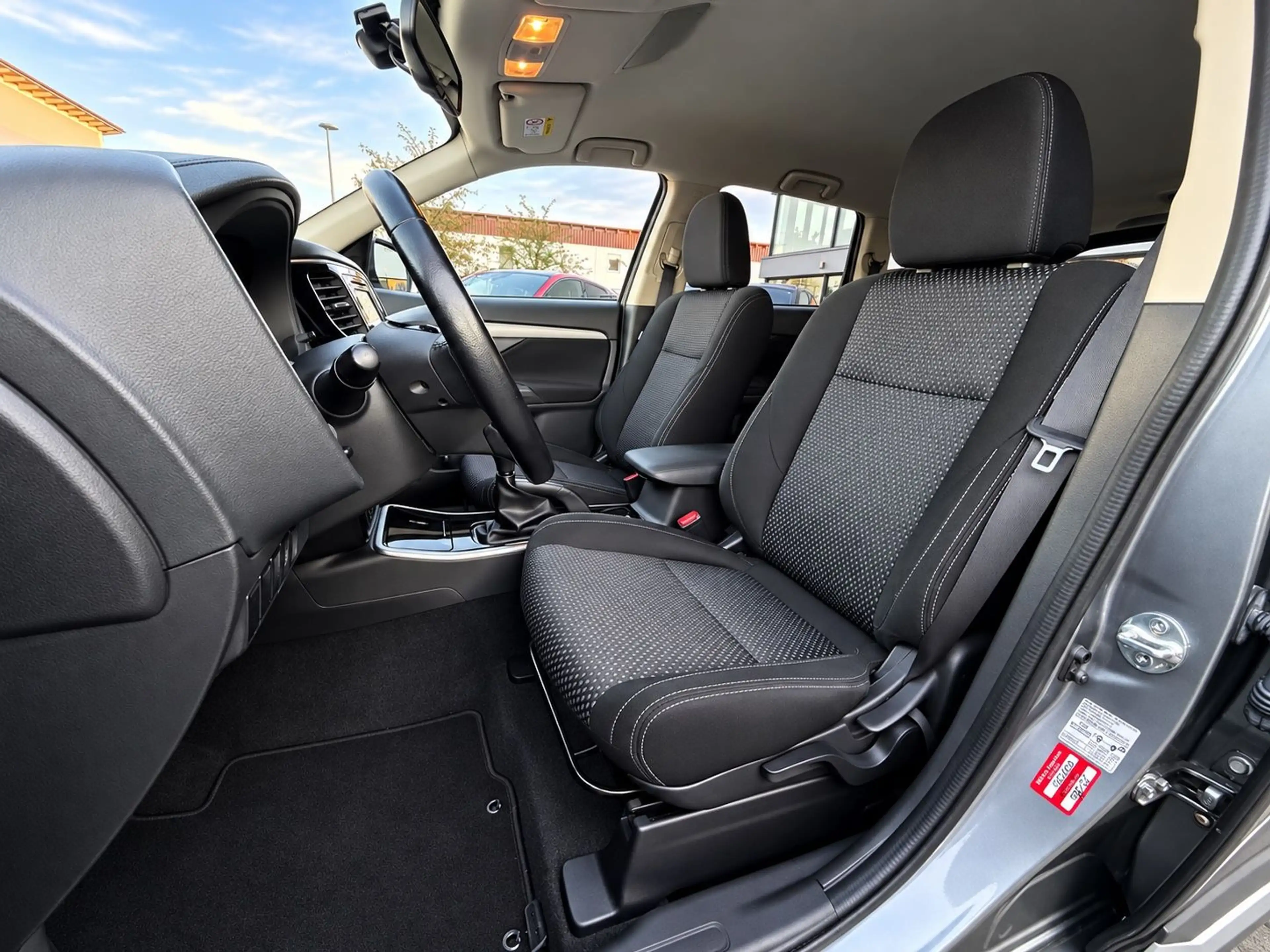 Mitsubishi Outlander Diamant Edition Navi 19 Zoll Klima — photo 9