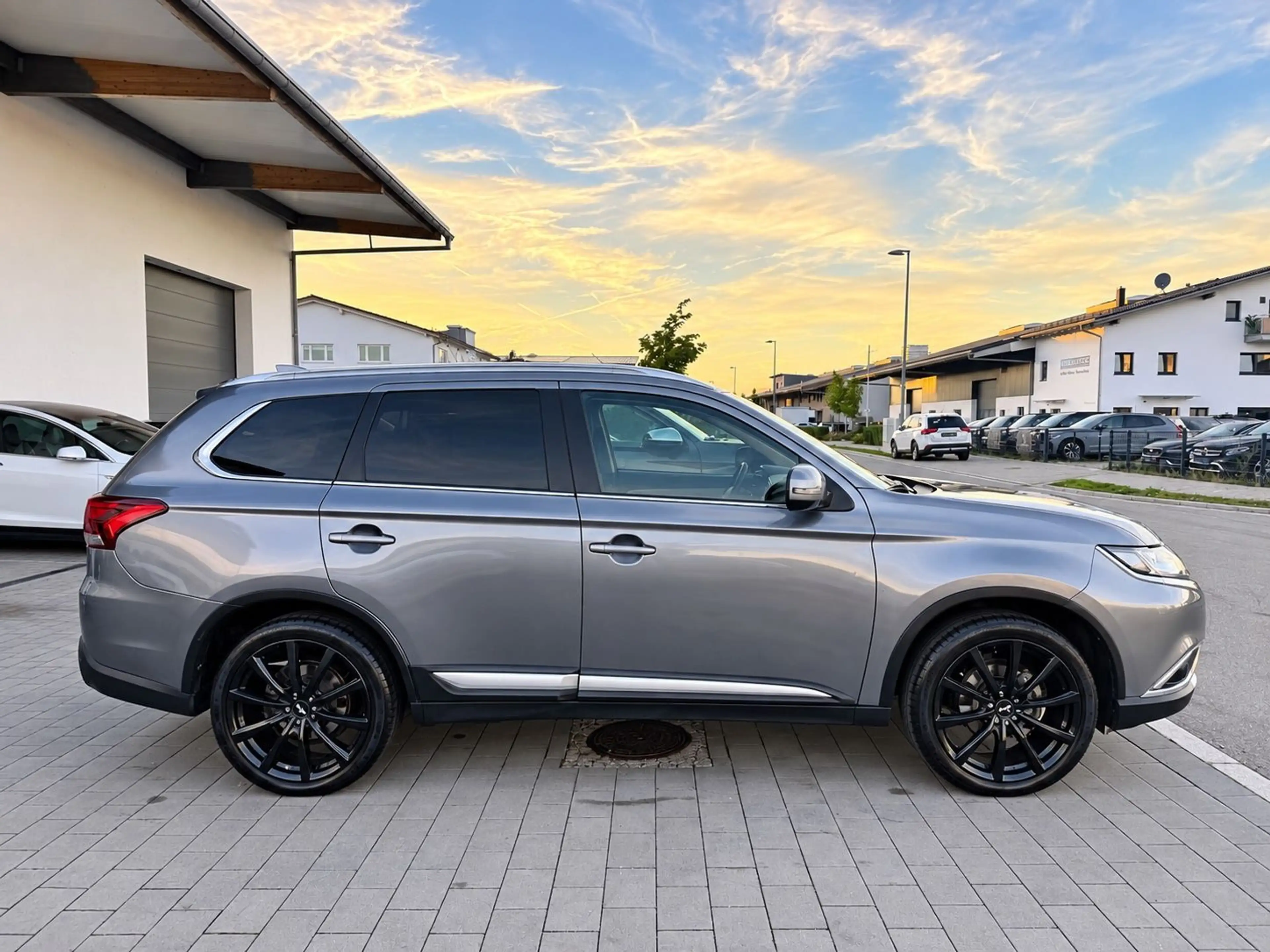 Mitsubishi Outlander Diamant Edition Navi 19 Zoll Klima — photo 4