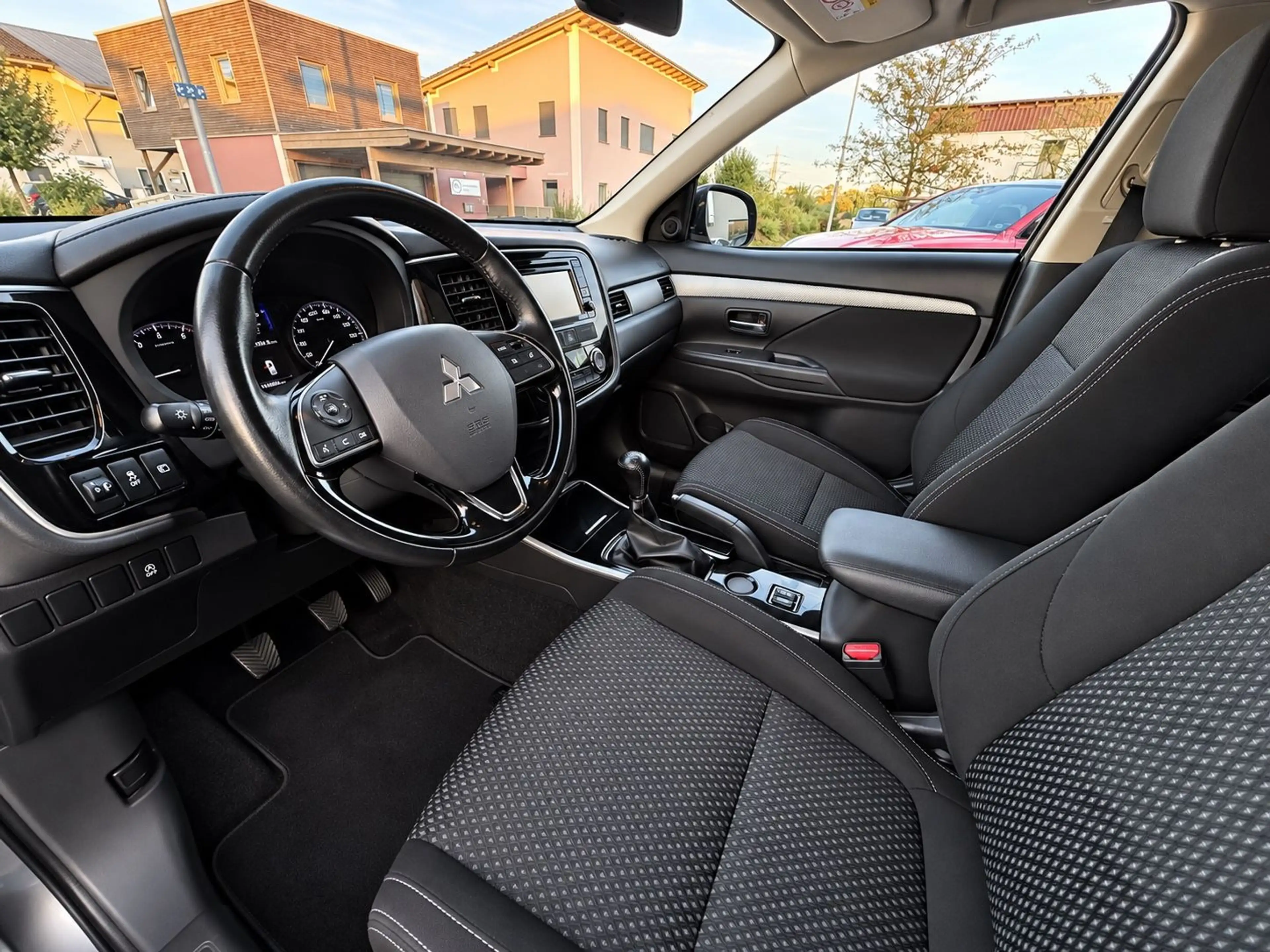 Mitsubishi Outlander Diamant Edition Navi 19 Zoll Klima — photo 8
