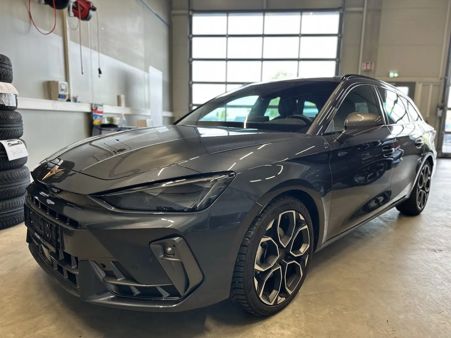 CUPRA Leon ST 1,5eTSI DSG Pure Performance Edge Grau - 1
