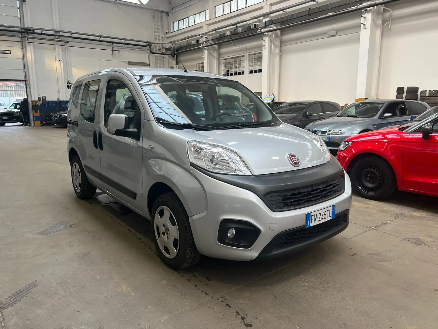 Fiat Qubo Qubo 2017 1.4 8v Lounge 77cv UNICO PROPRIETARIO Silber - 1