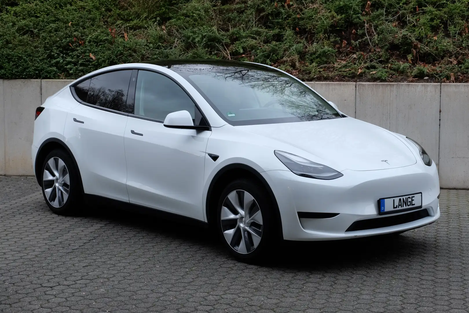 Tesla Model Y RWD, Autopilot 3, AHK, 8 fach bereift 1a Zustand ! Weiß - 2