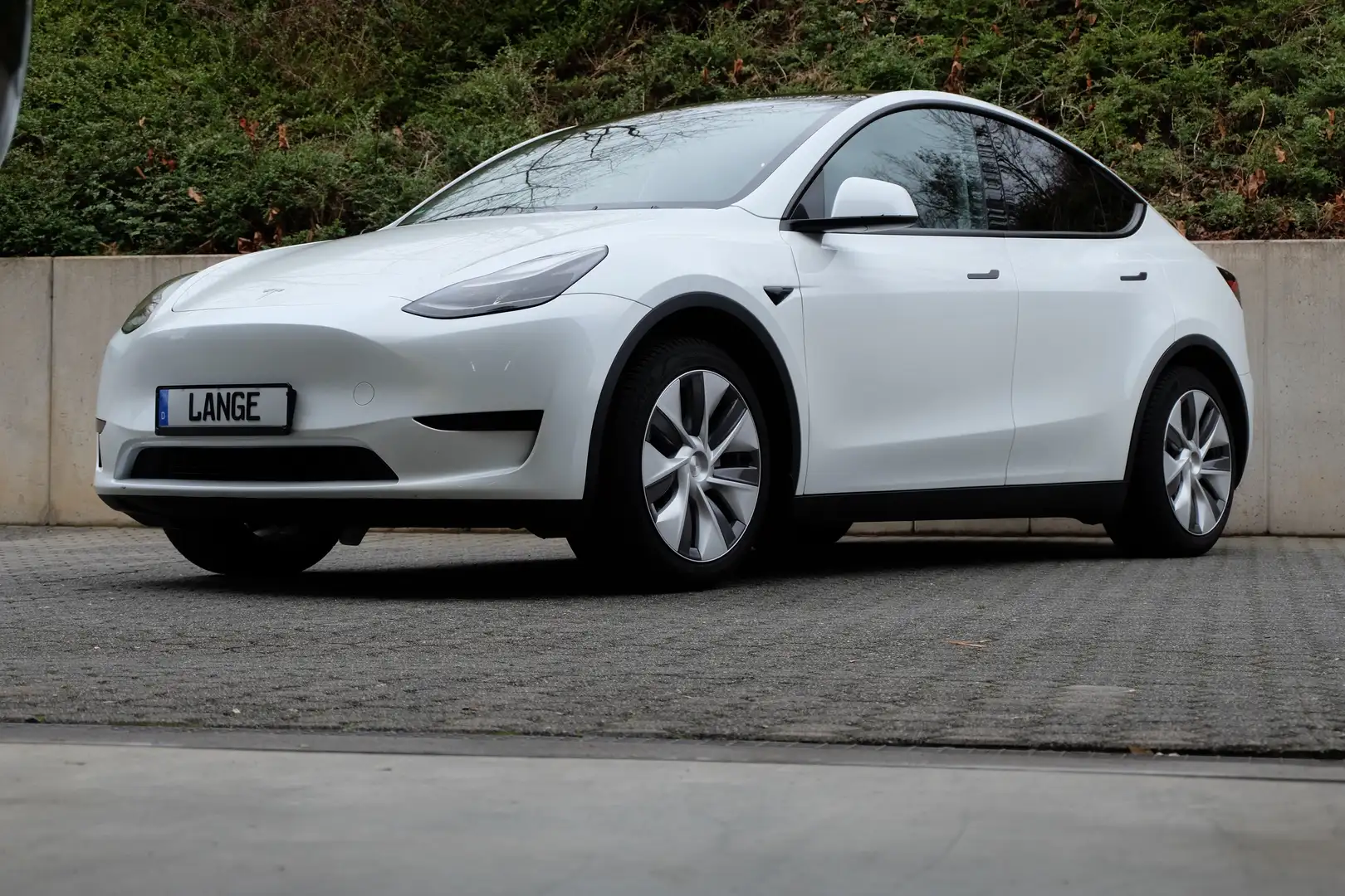 Tesla Model Y RWD, Autopilot 3, AHK, 8 fach bereift 1a Zustand ! Weiß - 1