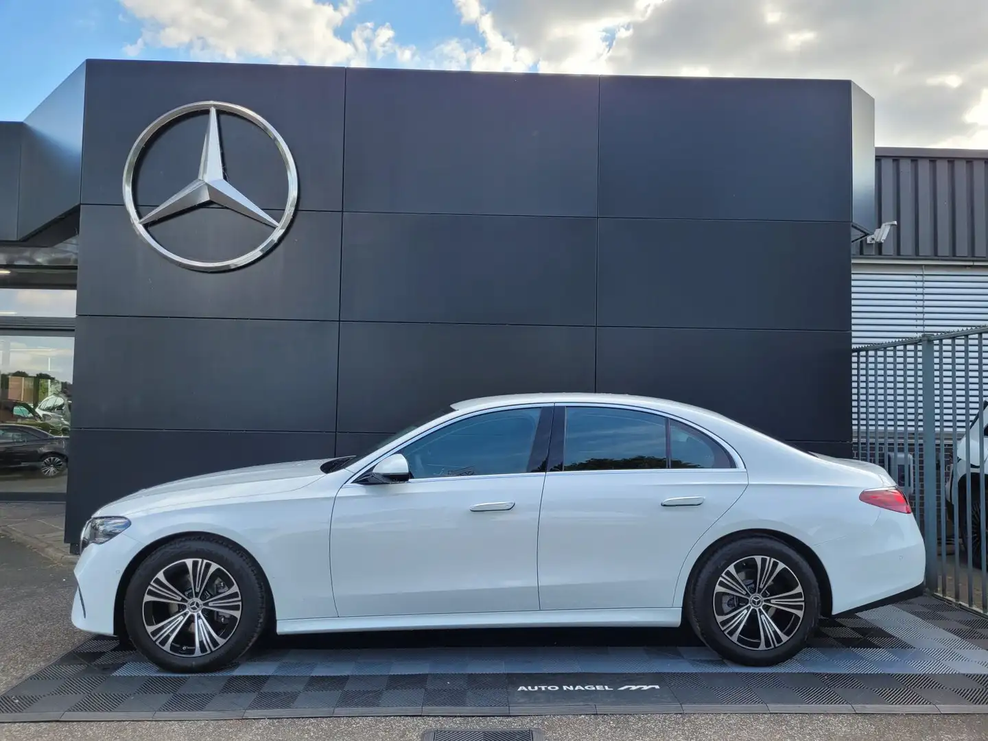 Mercedes-Benz E 220 E 220 d 4MATIC Avantgarde Plus+ Fahrassistenz Weiß - 2