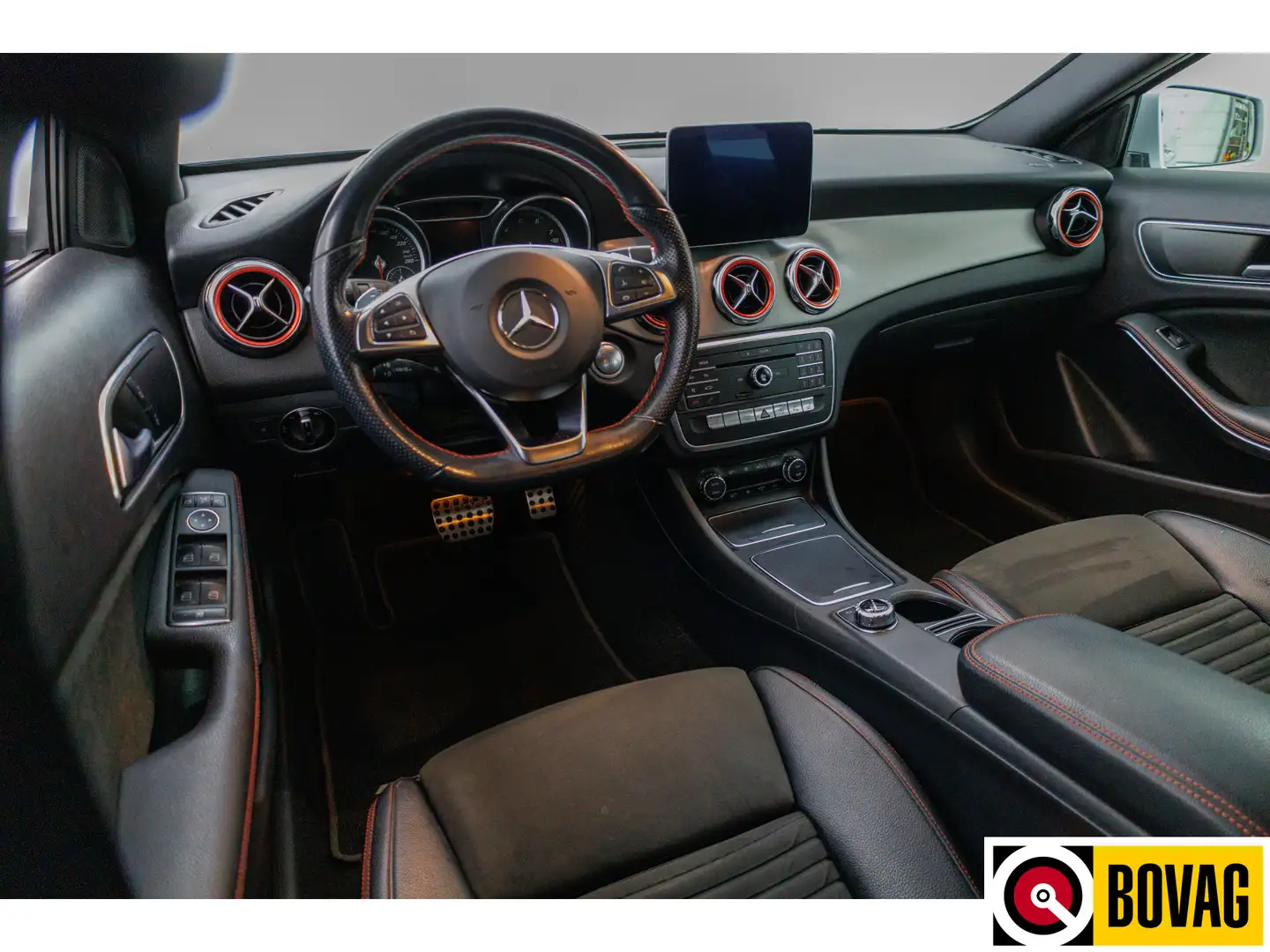 Mercedes-Benz GLA 180 Buss.Sol. AMG Automaat | Trekhaak | Led | Stoelver Grijs - 2