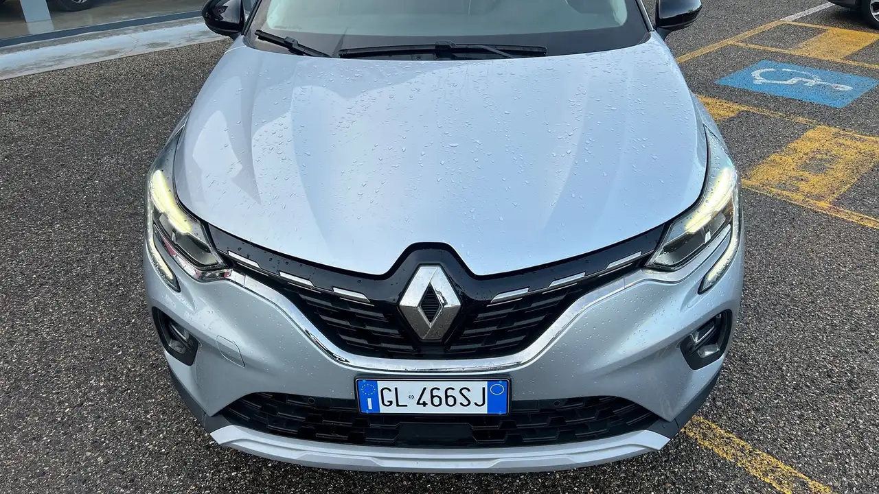 Renault Captur 1.6 E-TECH HYBRID TECHNO FAST TRACK 145CV A 16