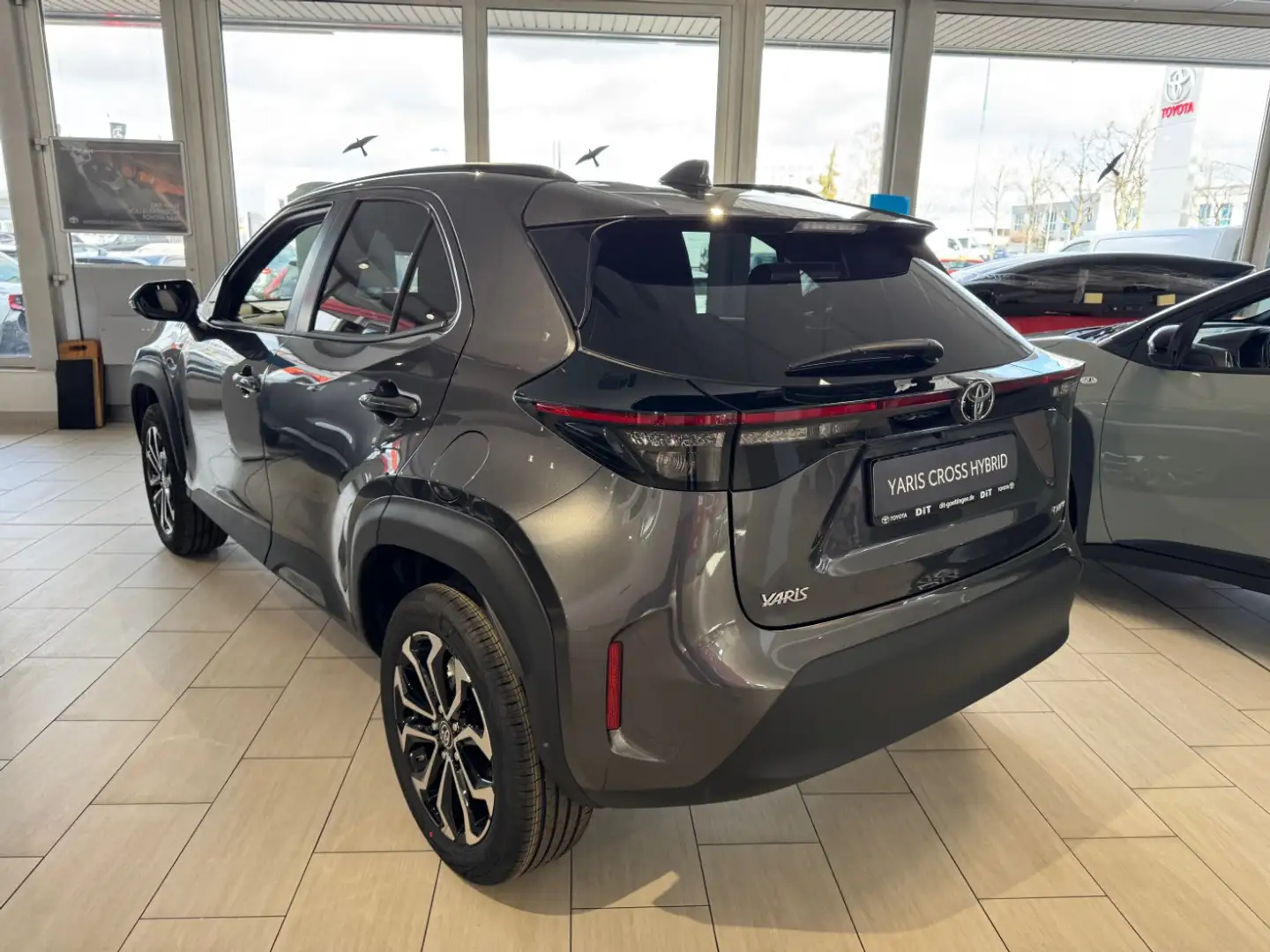 Toyota Yaris Cross 1.5 Hybrid Teamplayer Winter-Paket Grijs - 2