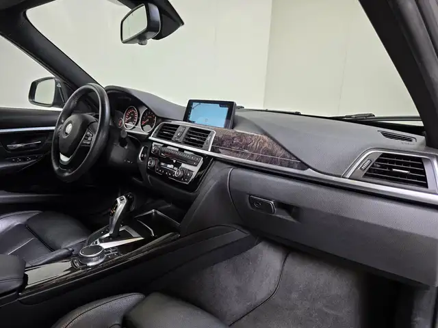 BMW 3 Series view 14