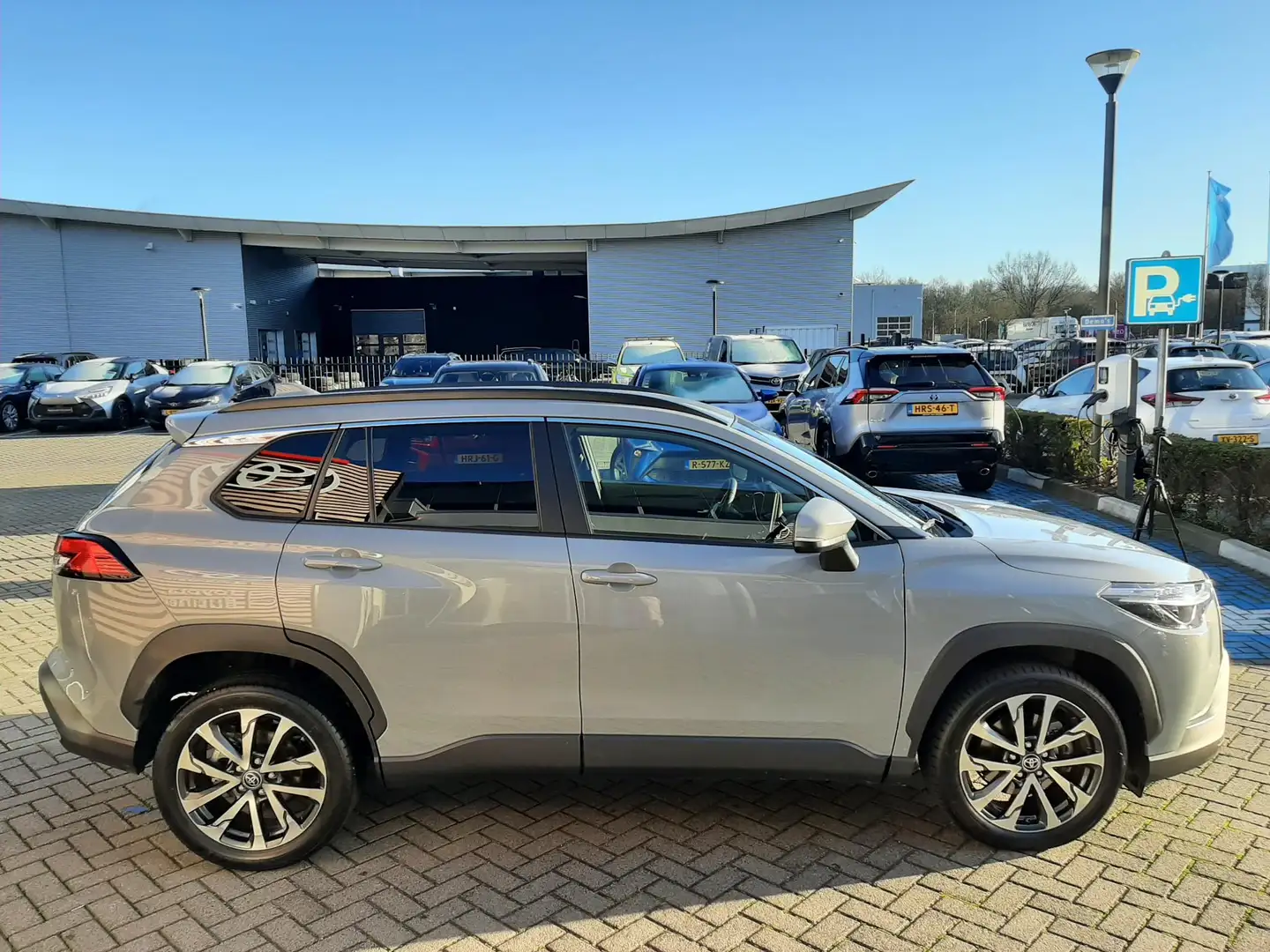 Toyota Corolla Cross Hybrid 140 Dynamic KEYLESS ELEK-ACHTERKLEP APPLE/A Gris - 2