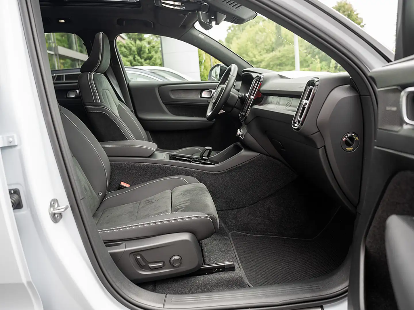 Volvo EX40 325 kW Twin Motor Performance AWD Ultra Dark - 2