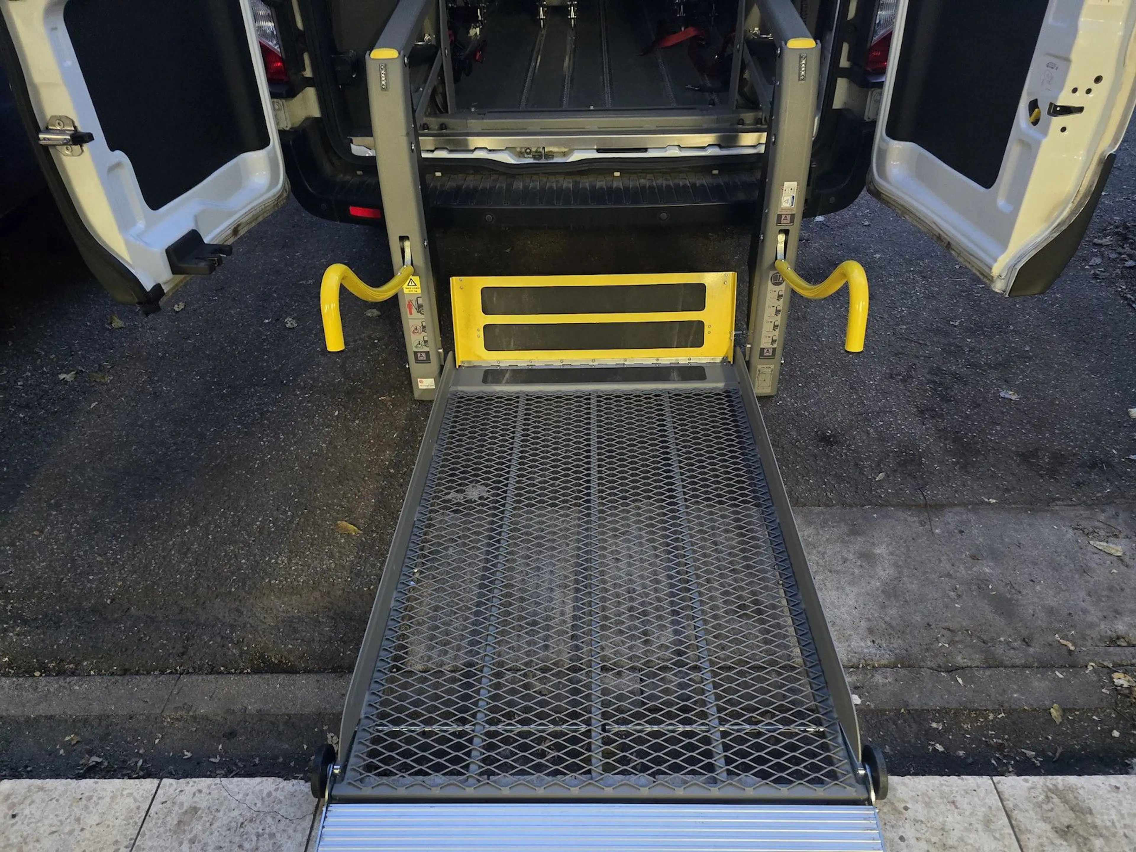 Ford Transit 350 L3 Trend 9 Sitze Klima Linearlift — photo 15