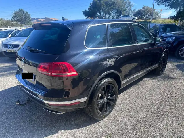 Volkswagen Touareg view 4