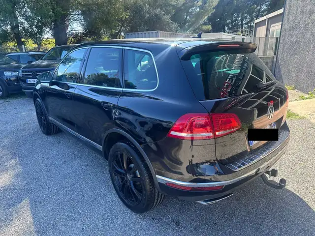Volkswagen Touareg view 5