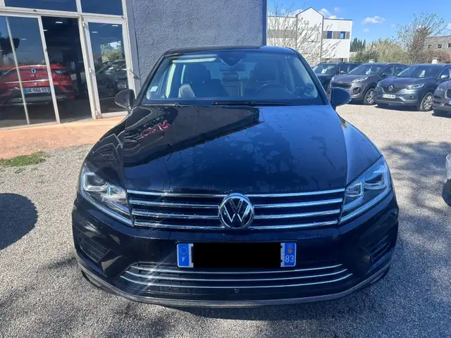 Volkswagen Touareg view 2