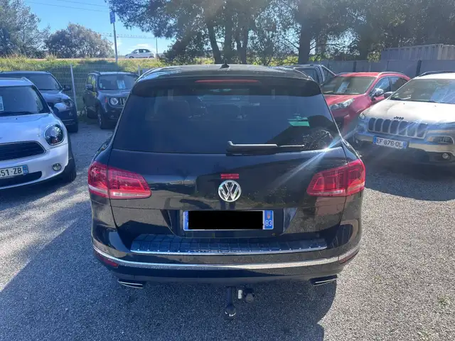 Volkswagen Touareg view 3
