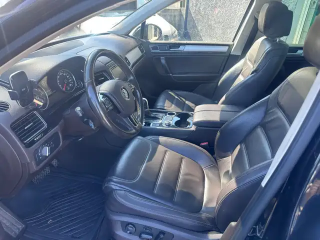 Volkswagen Touareg view 8