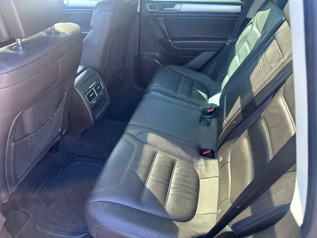 Volkswagen Touareg view 9