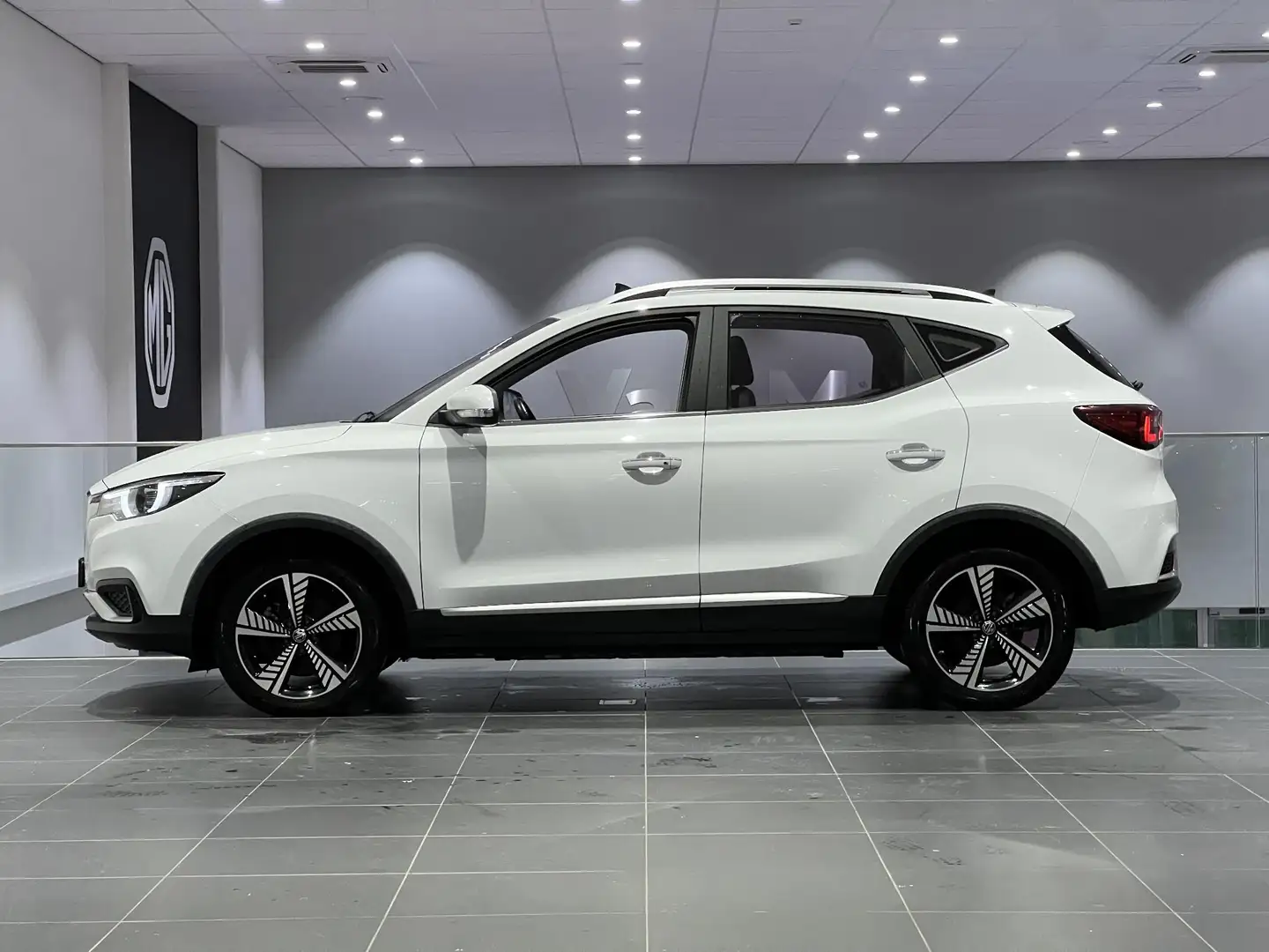 MG ZS EV Luxury 45 kWh | Leder | Navi | Panoramadak | Ap Wit - 2