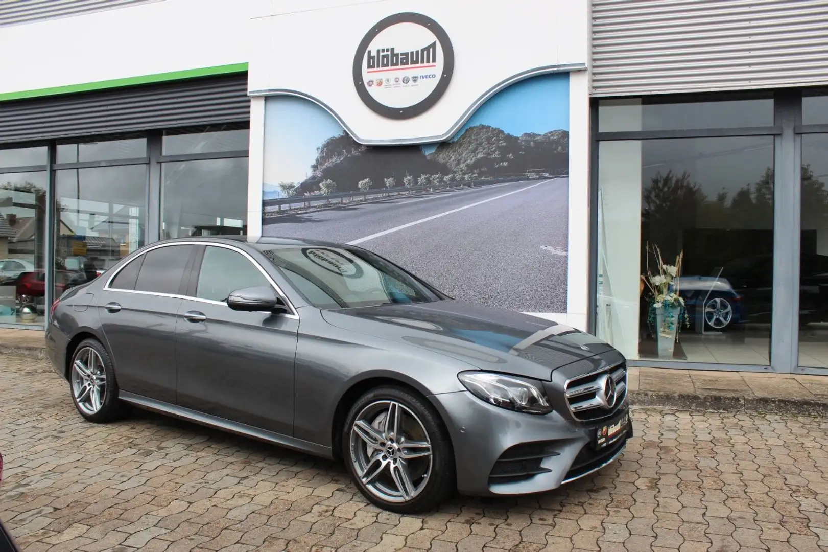 Mercedes-Benz E 400 Lim.  4Matic AMG Line Widescreen 19" Grau - 1