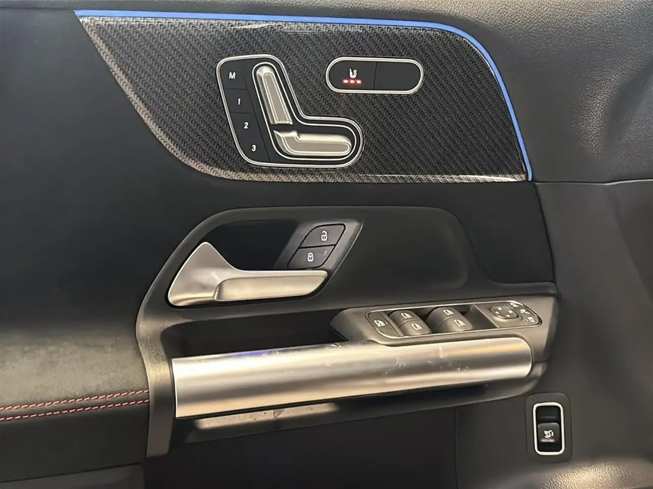 Mercedes-Benz GLA снимка Mercedes-Benz GLA