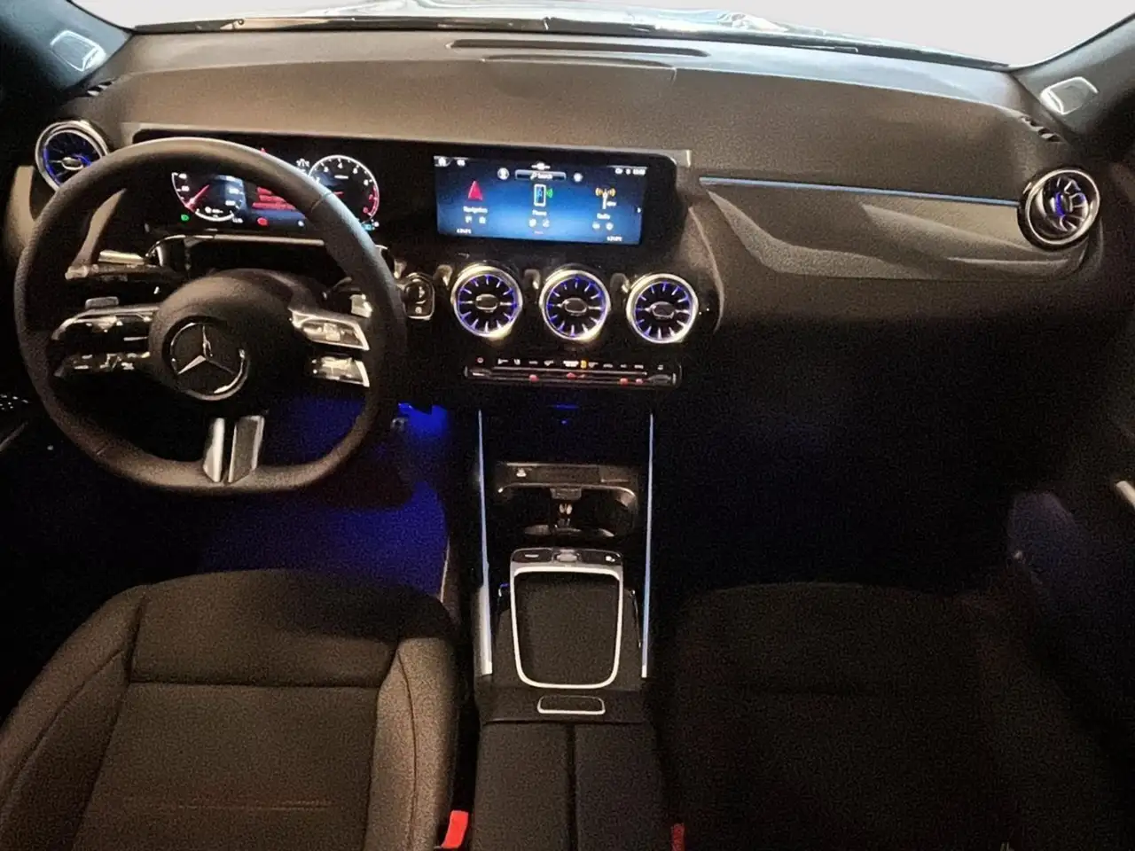 Mercedes-Benz GLA снимка Mercedes-Benz GLA