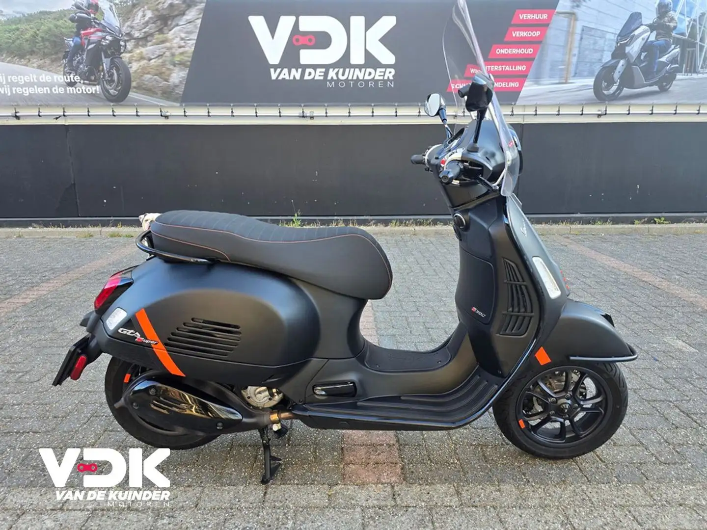 Vespa GTS 300 Zwart - 1