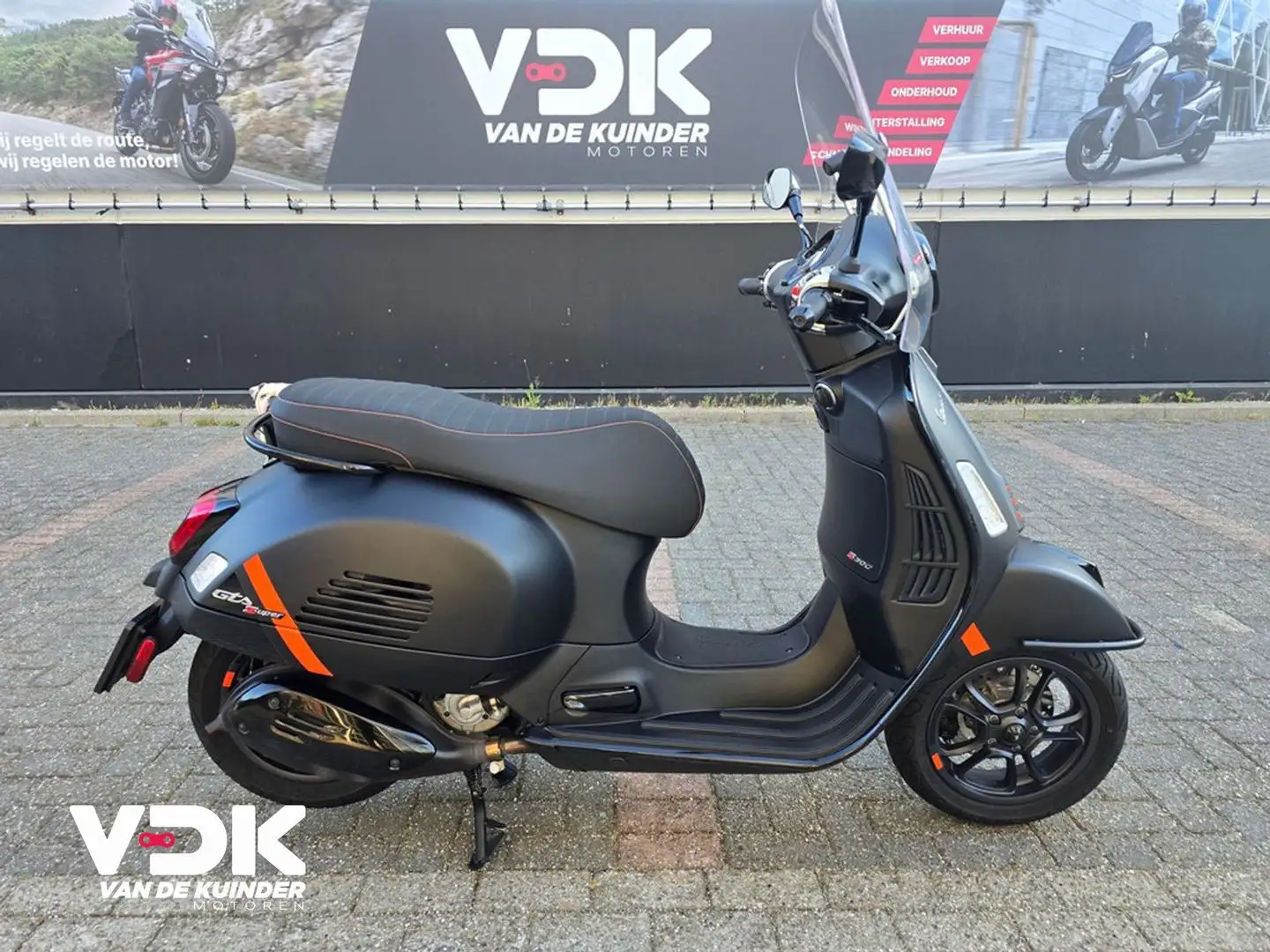 Vespa GTS 300 Zwart - 1