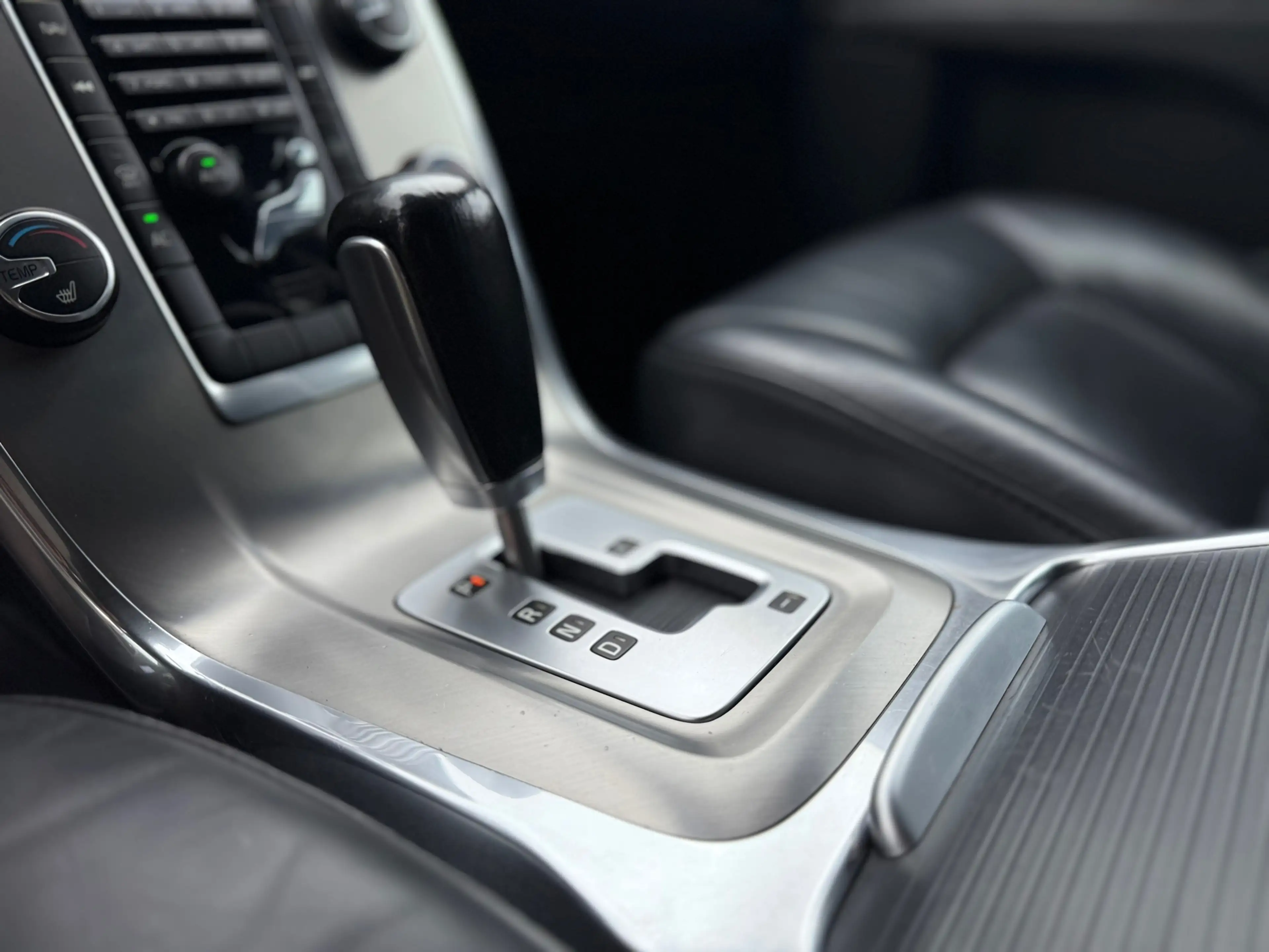 Volvo V70 1.6 T4 Limited Edition Automaat / Leder / Navi / 1 — photo 31
