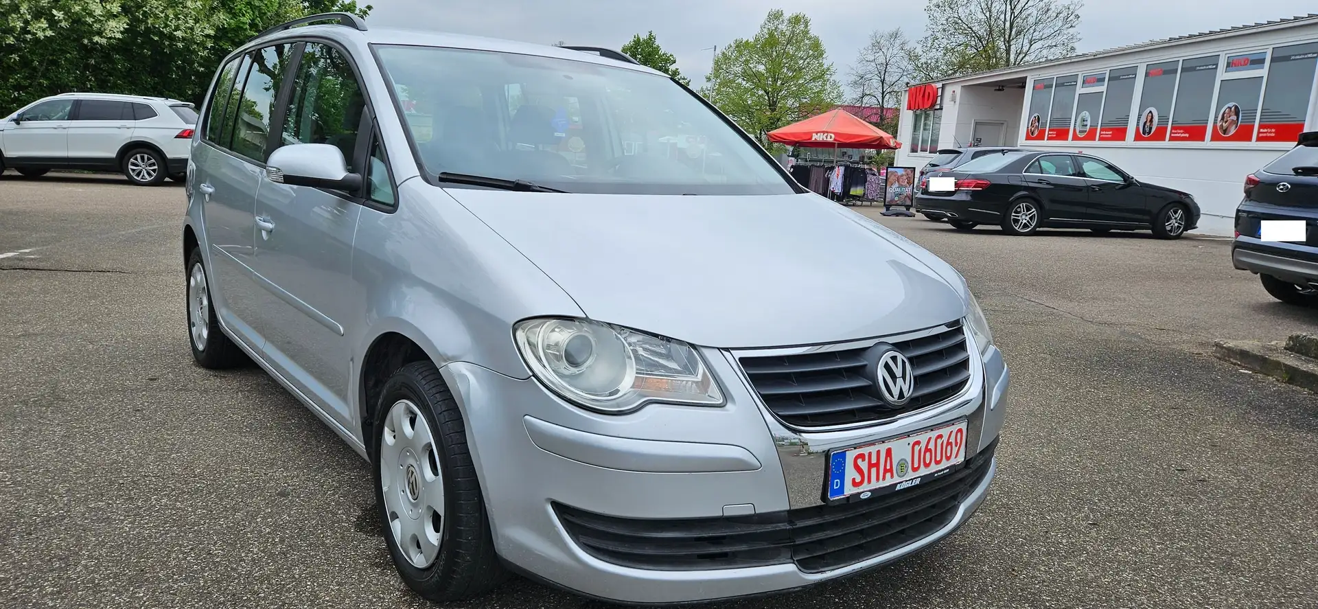 Volkswagen Touran 1.6 Trendline 7-Sitzer (Zahnriemen erneuert .) Gris - 2