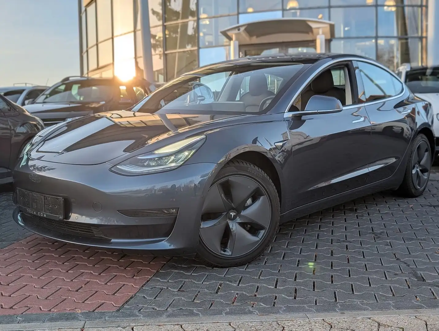 Tesla Model 3 Long Range. Glass-Dach. Sitzh. BT Grijs - 2
